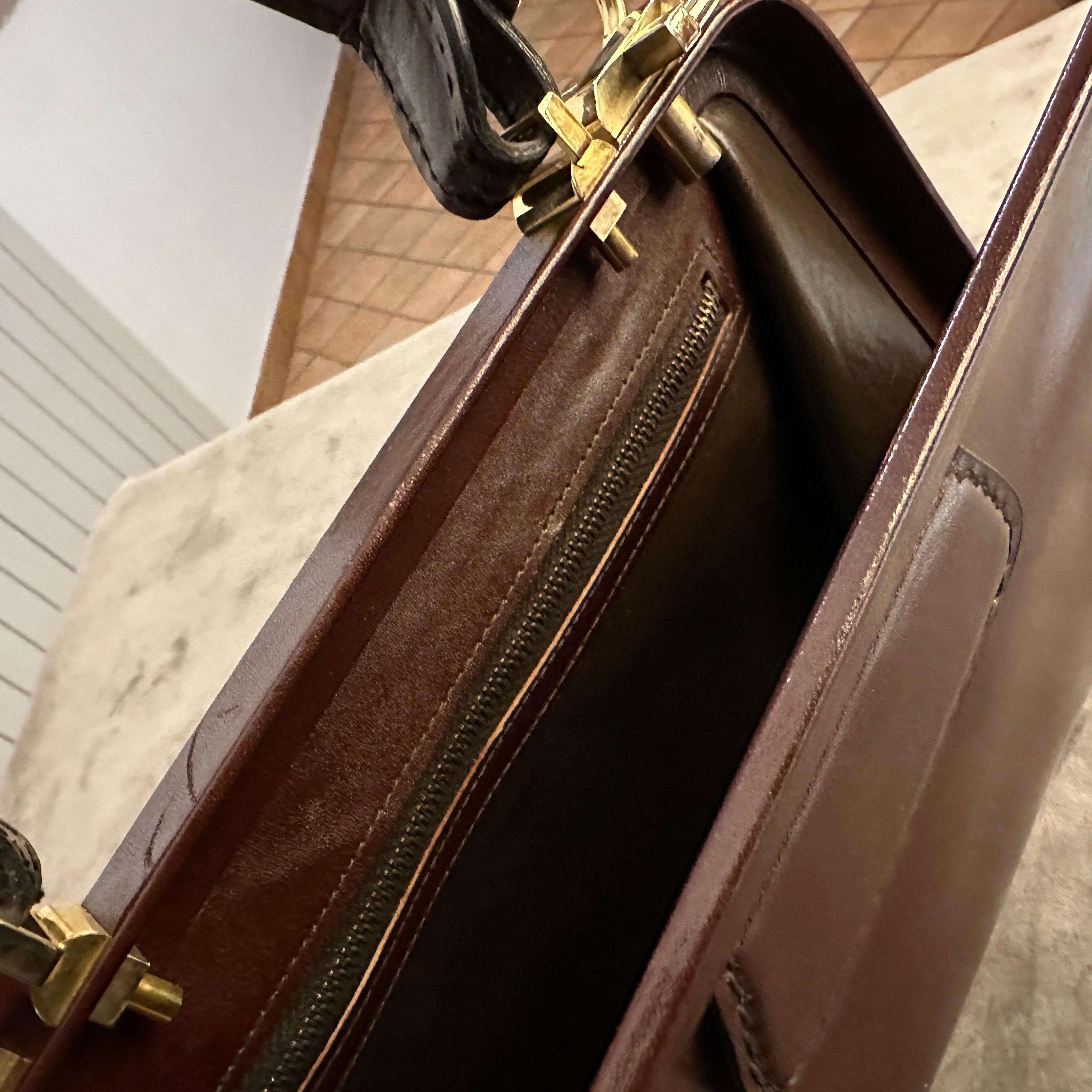 Donna Un'elegante borsa a manico superiore in pelle marrone e ottone degli anni '190 in vendita