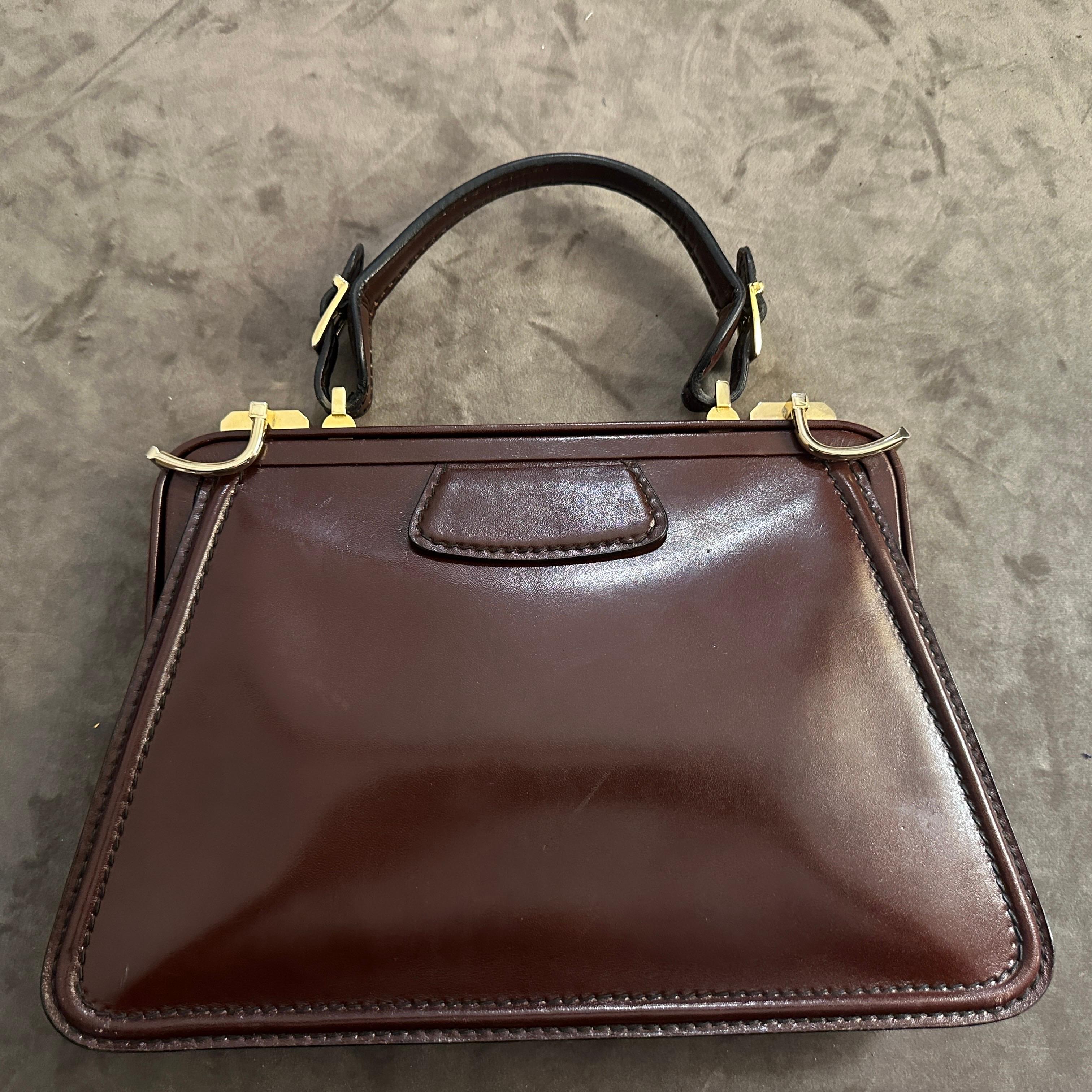 Un'elegante borsa a manico superiore in pelle marrone e ottone degli anni '190 in vendita 1
