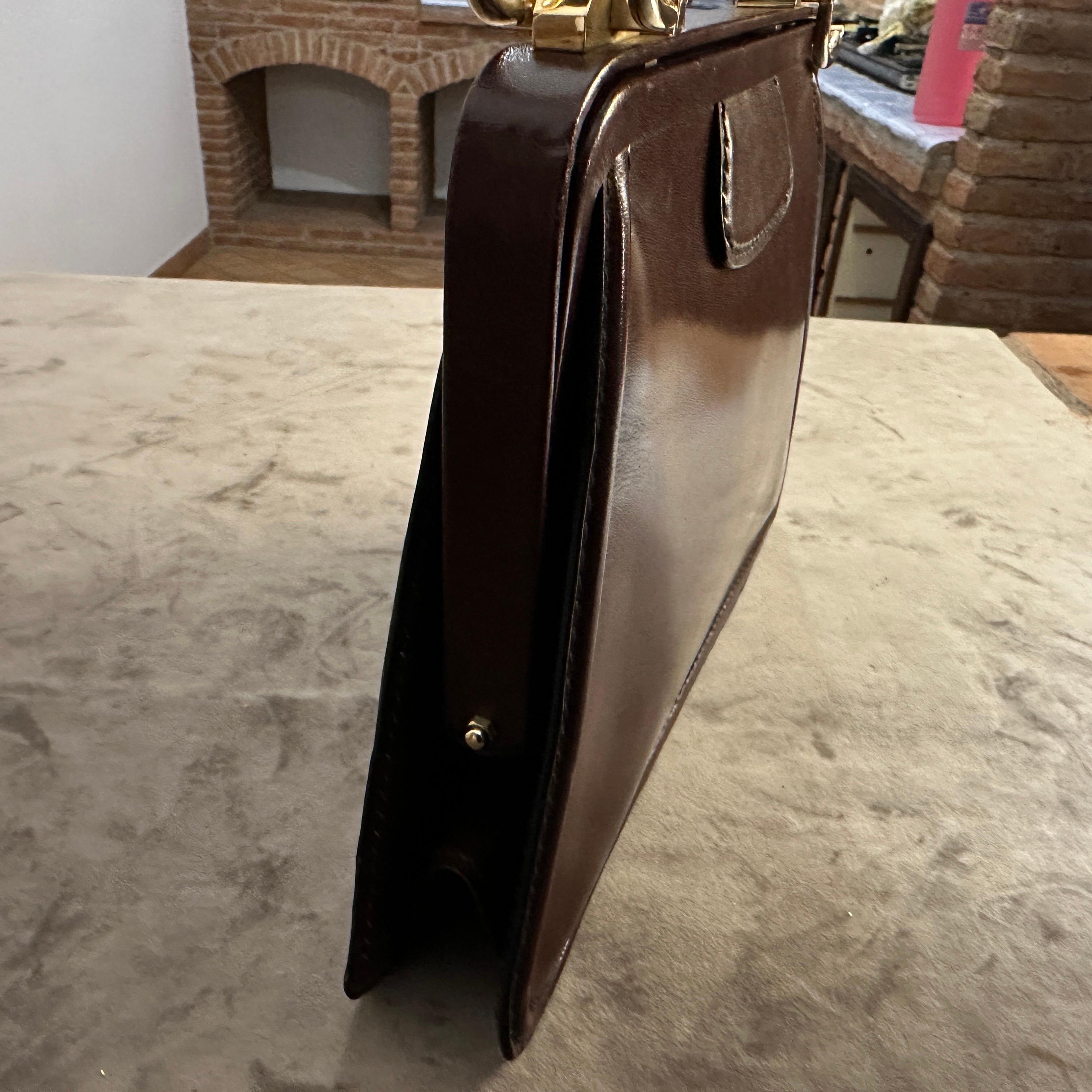 Un'elegante borsa a manico superiore in pelle marrone e ottone degli anni '190 in vendita 2