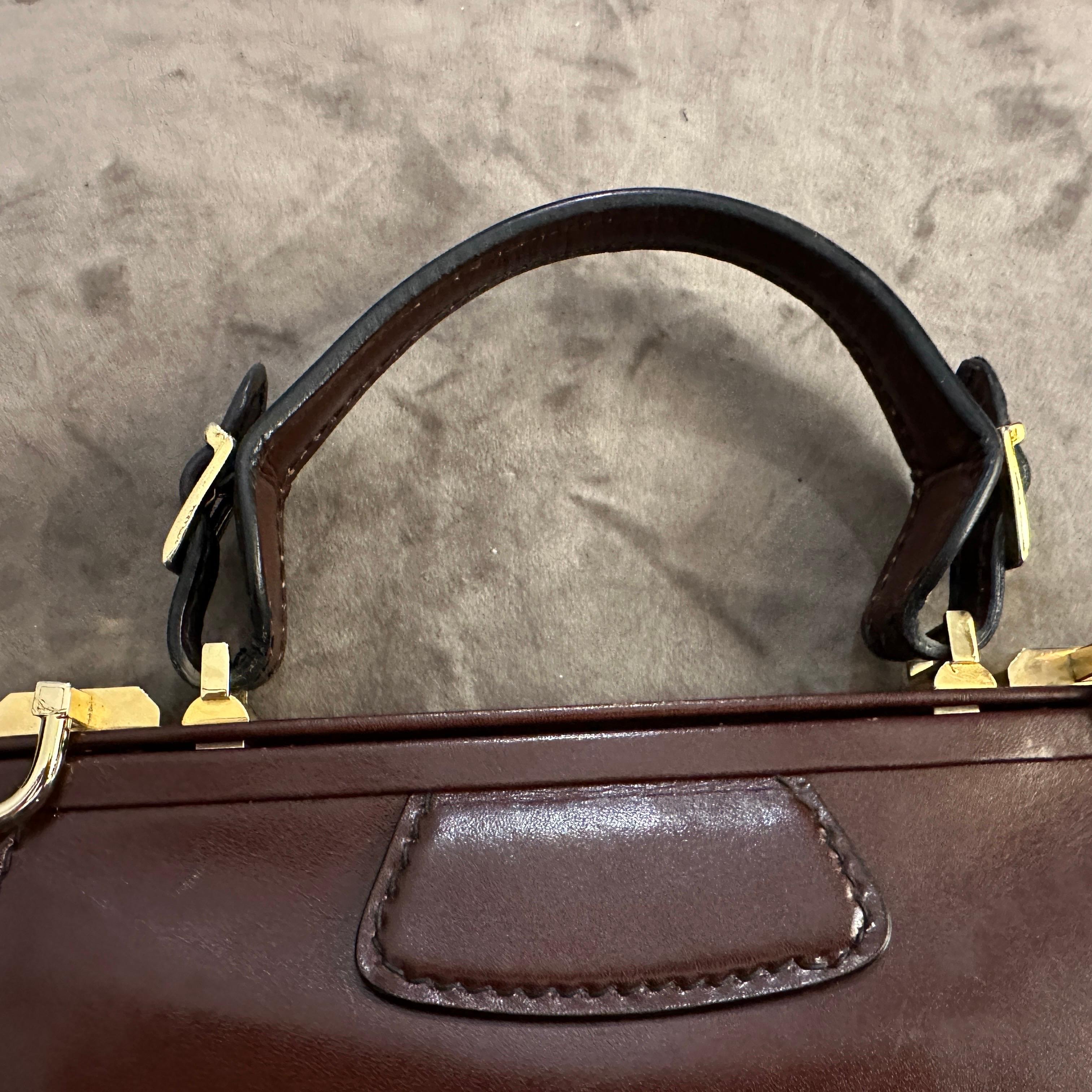 Un'elegante borsa a manico superiore in pelle marrone e ottone degli anni '190 in vendita 3