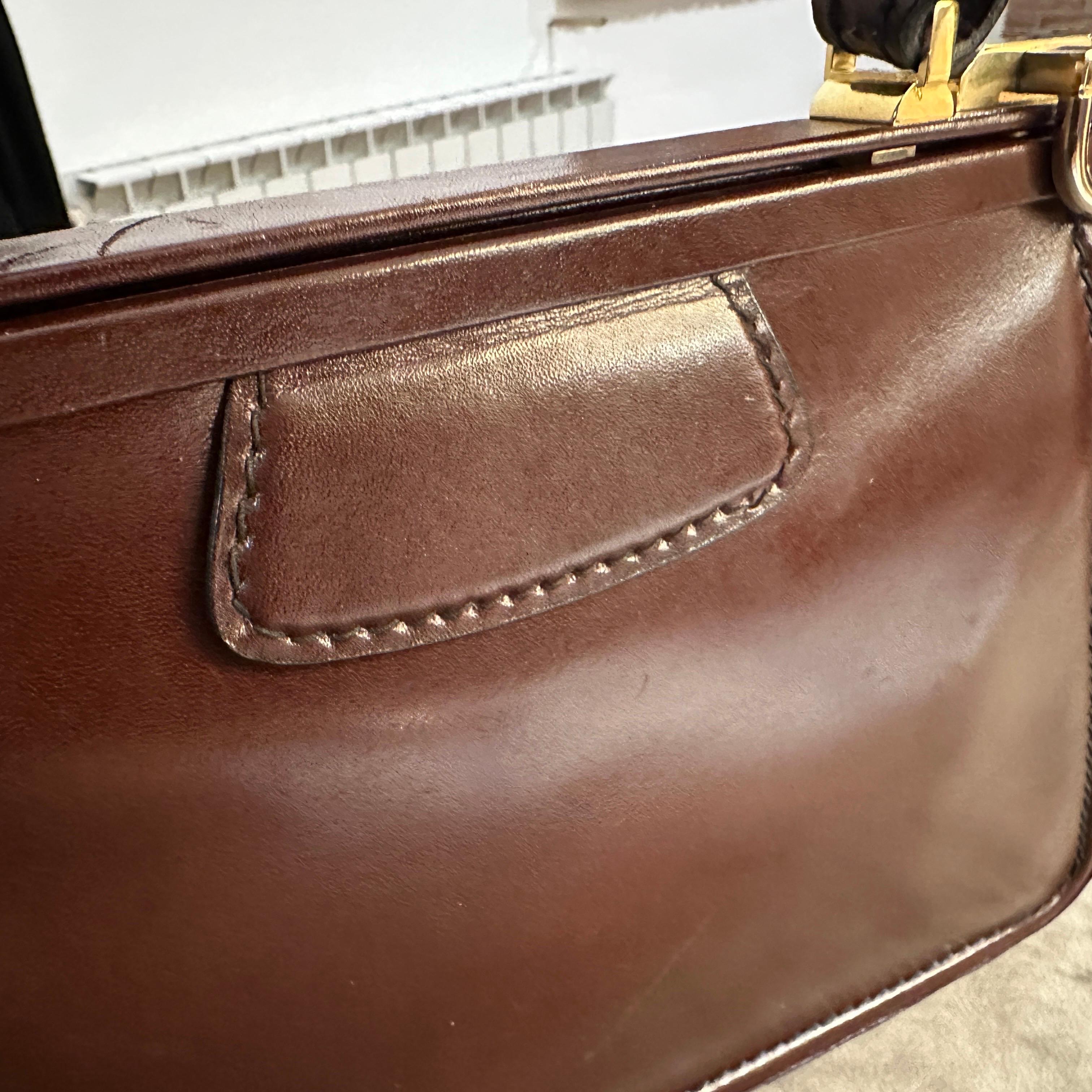 Un'elegante borsa a manico superiore in pelle marrone e ottone degli anni '190 in vendita 4