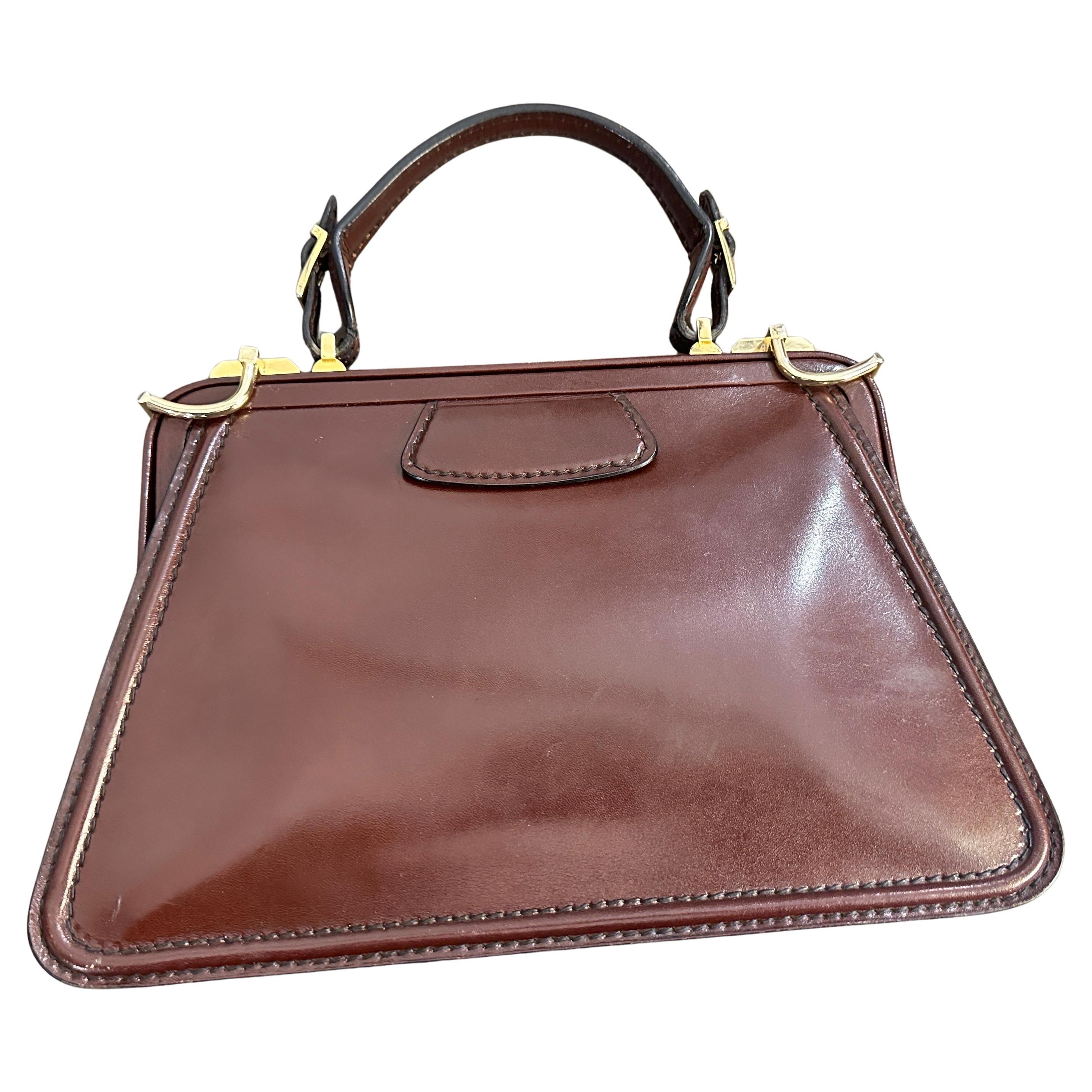 Un'elegante borsa a manico superiore in pelle marrone e ottone degli anni '190 in vendita
