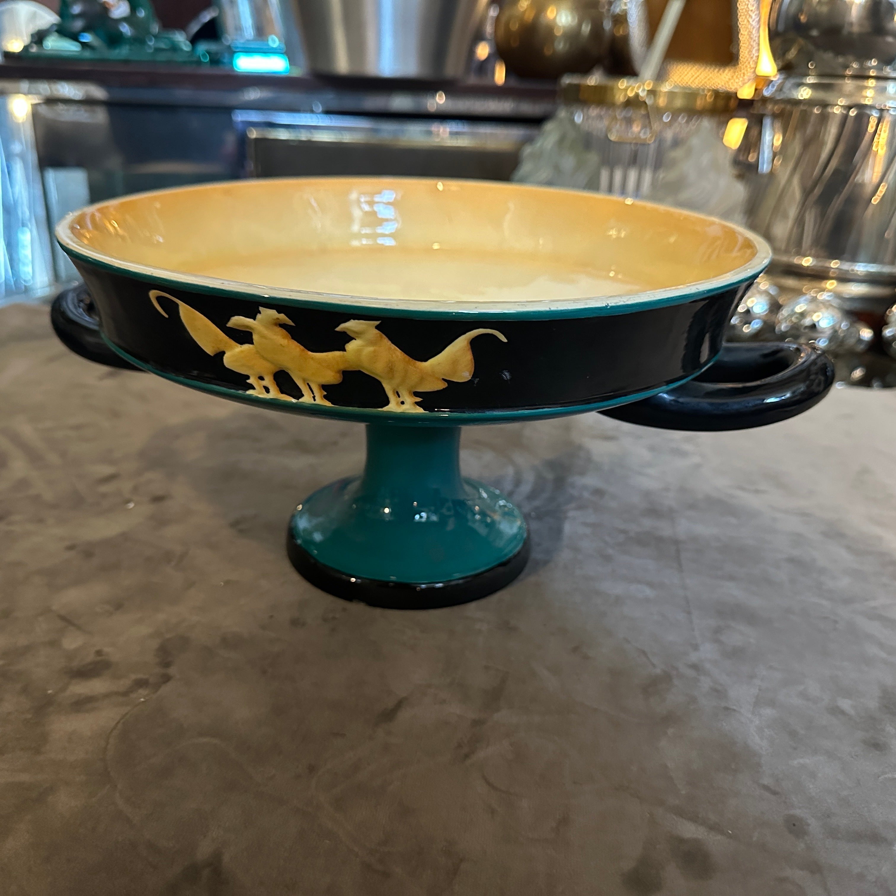 Exquisito ejemplo del diseño italiano de principios del siglo XX, este elegante centro de mesa de cerámica de los años 30 de Vibi Torino capta el sofisticado espíritu de la época. Inspirada en el icónico estilo del arquitecto italiano Gio Ponti,