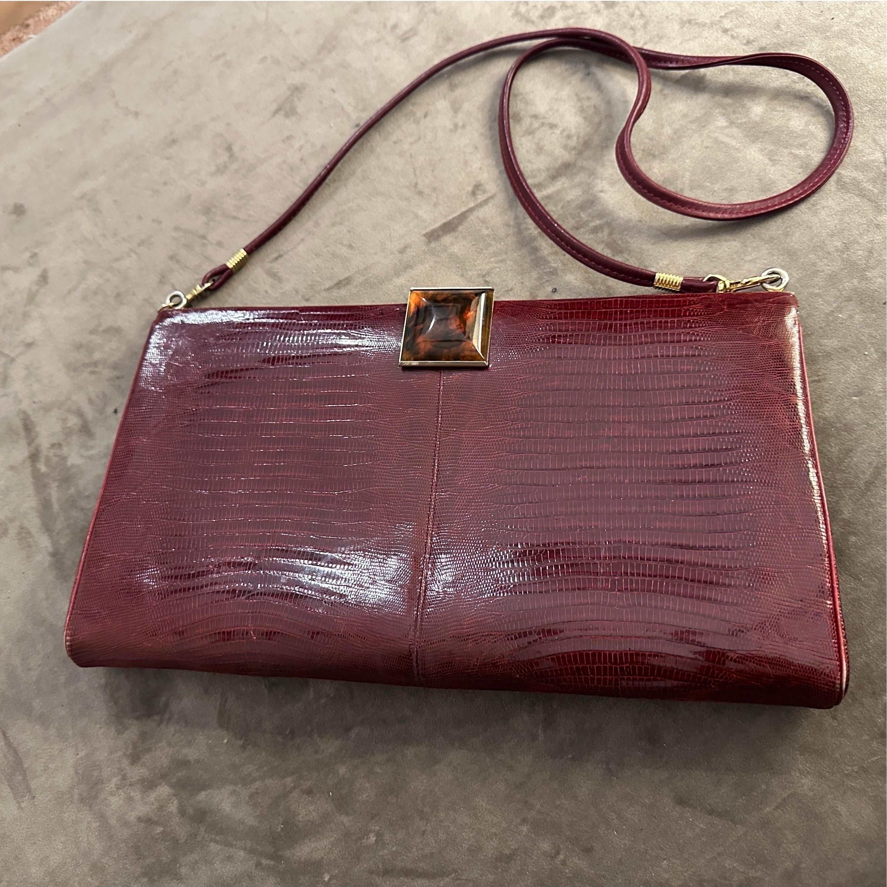 Elegante italienische Umhängetasche mit burgunderrotem Leder und Bakelitverschluss aus den 1950er Jahren im Angebot 5