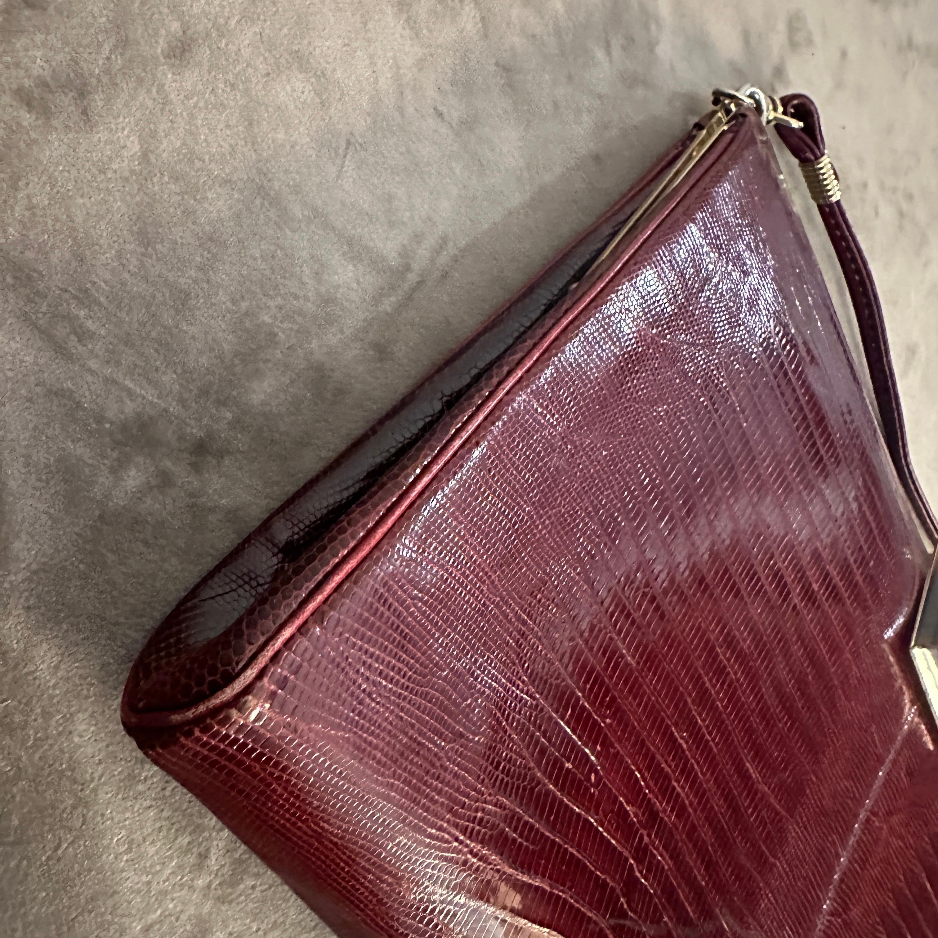 Elegante italienische Umhängetasche mit burgunderrotem Leder und Bakelitverschluss aus den 1950er Jahren (Schwarz) im Angebot