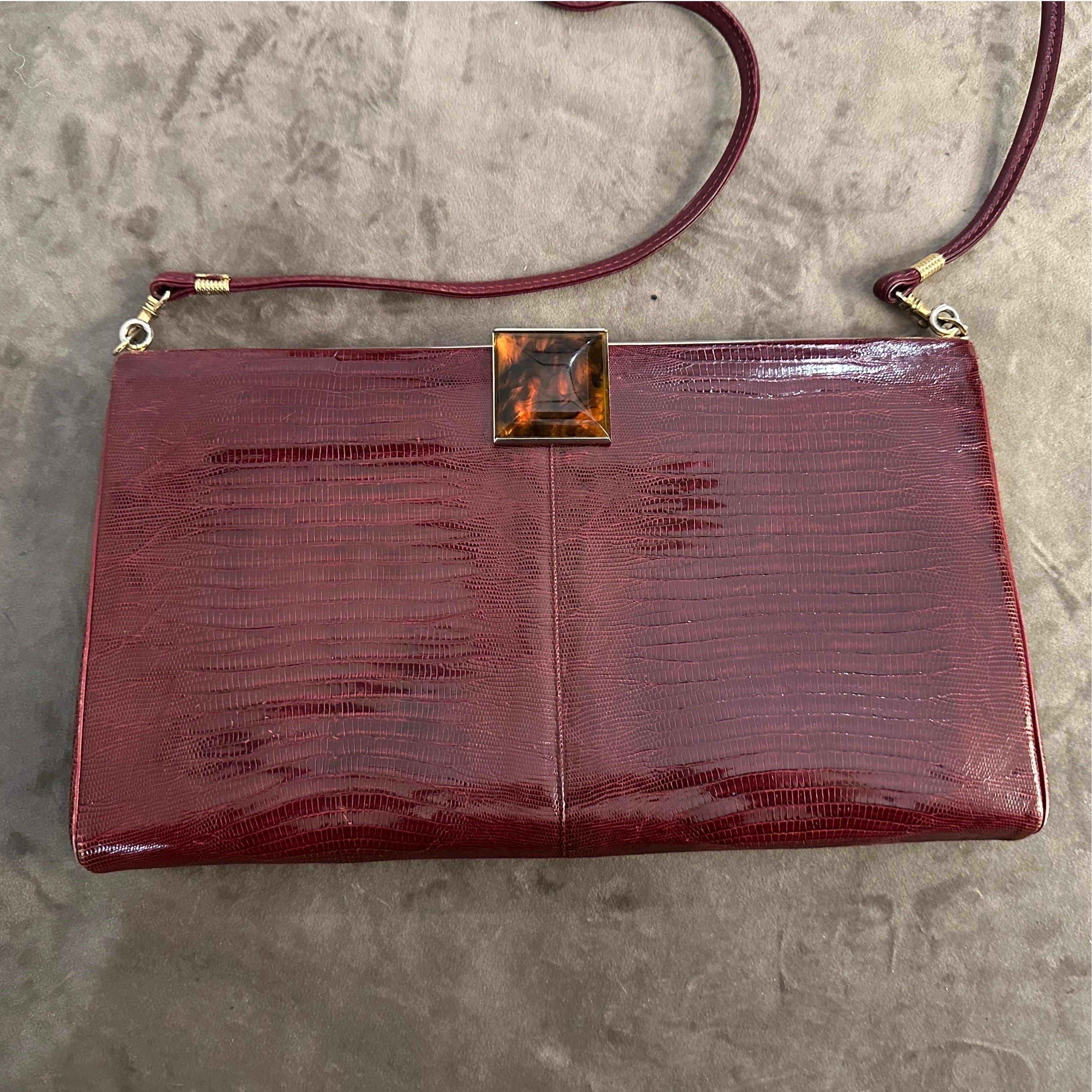Elegante italienische Umhängetasche mit burgunderrotem Leder und Bakelitverschluss aus den 1950er Jahren im Zustand „Hervorragend“ im Angebot in Aci Castello, IT