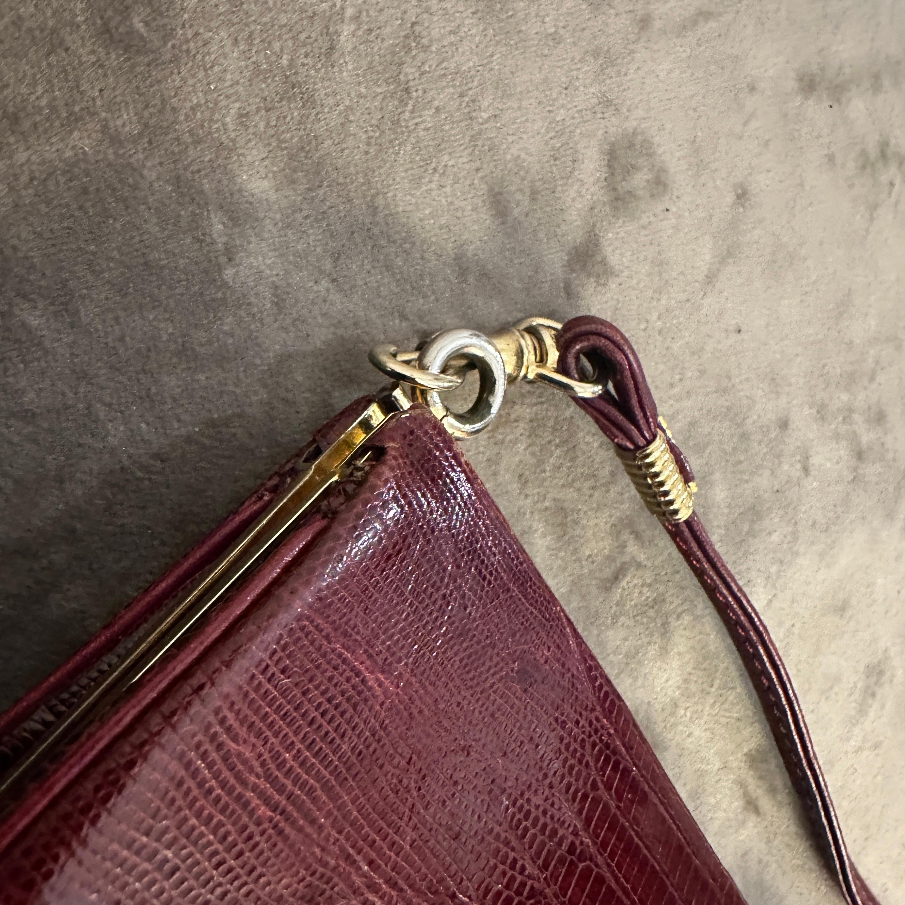 Elegante italienische Umhängetasche mit burgunderrotem Leder und Bakelitverschluss aus den 1950er Jahren im Angebot 3