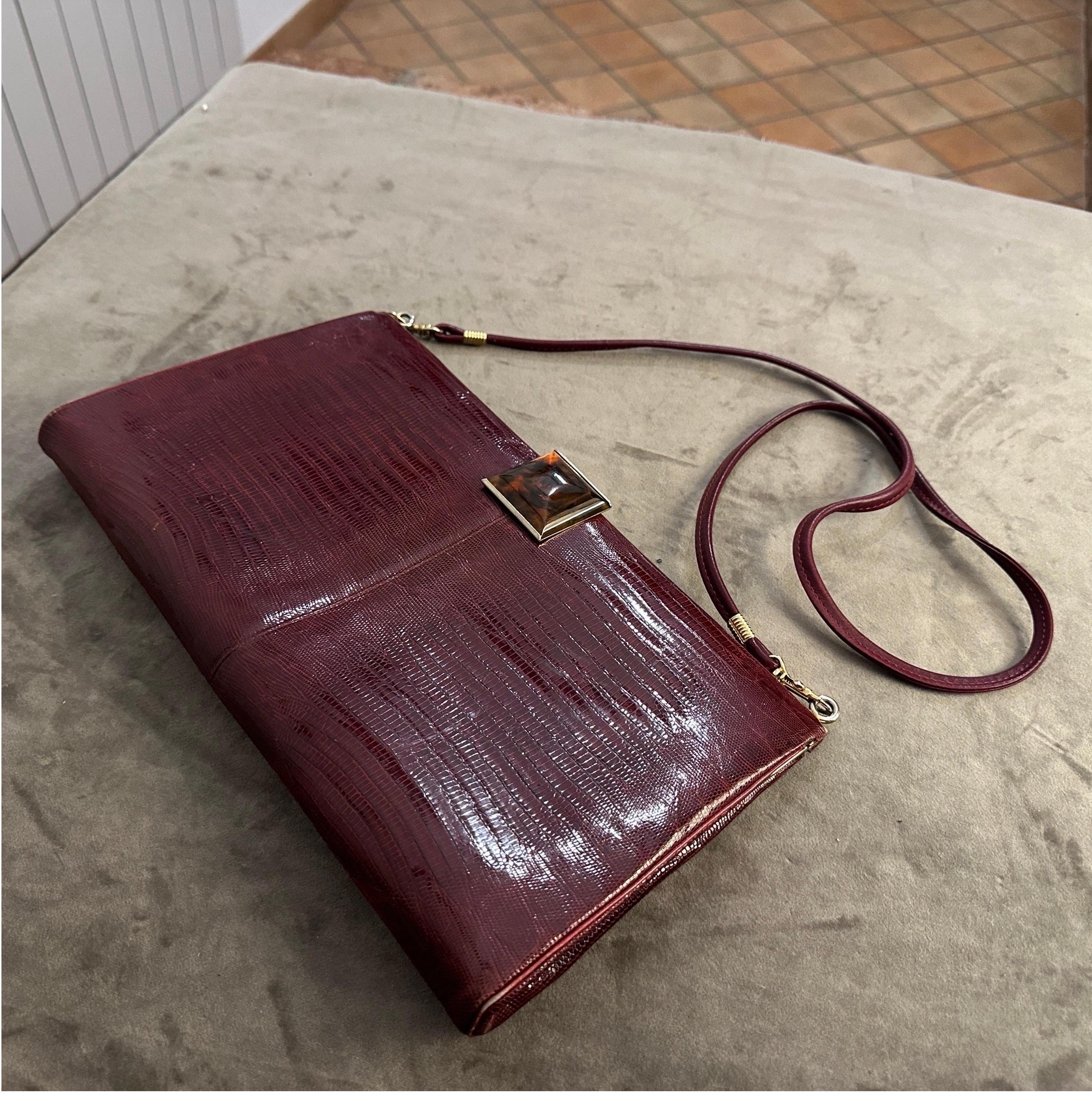 Elegante italienische Umhängetasche mit burgunderrotem Leder und Bakelitverschluss aus den 1950er Jahren im Angebot 4