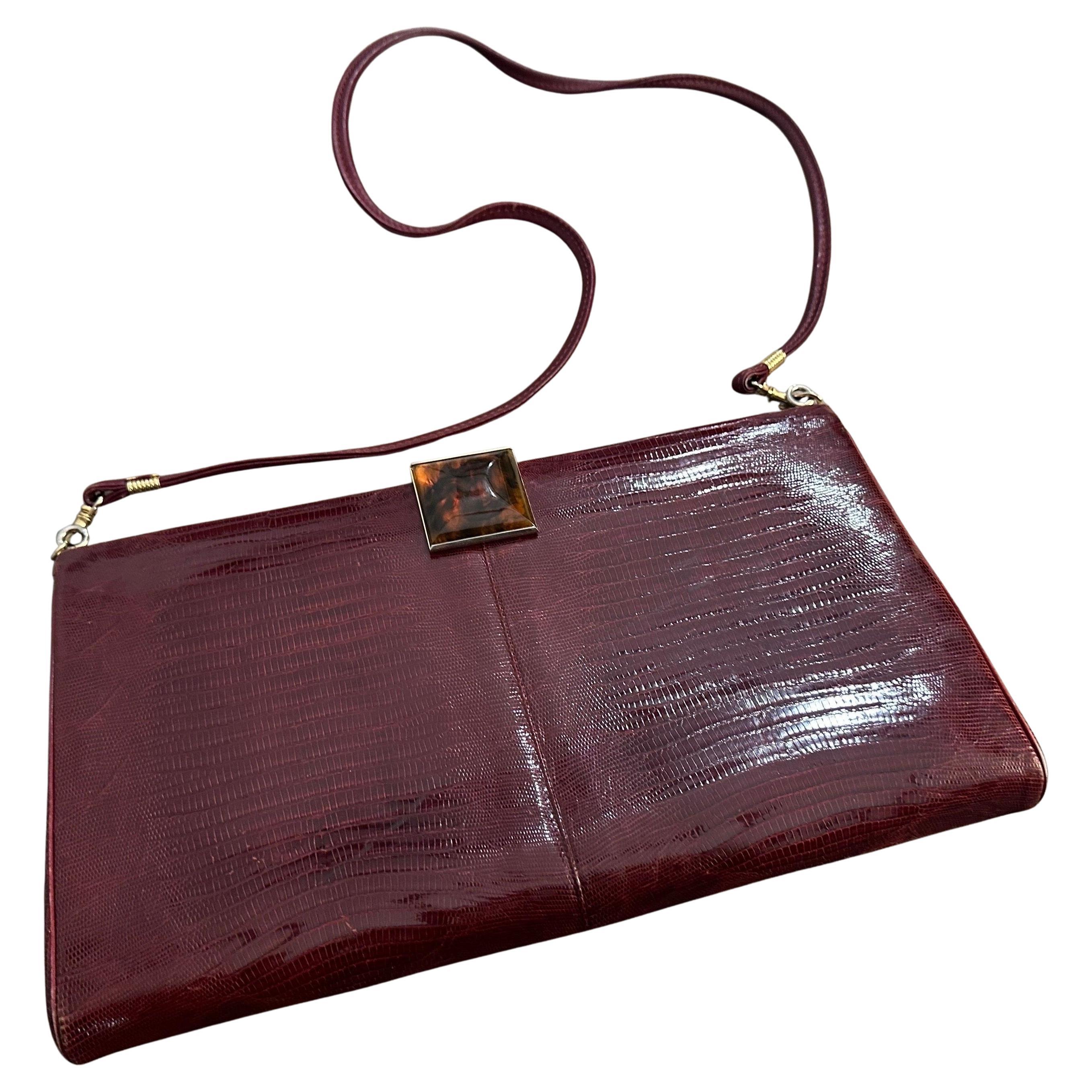 Elegante italienische Umhängetasche mit burgunderrotem Leder und Bakelitverschluss aus den 1950er Jahren im Angebot