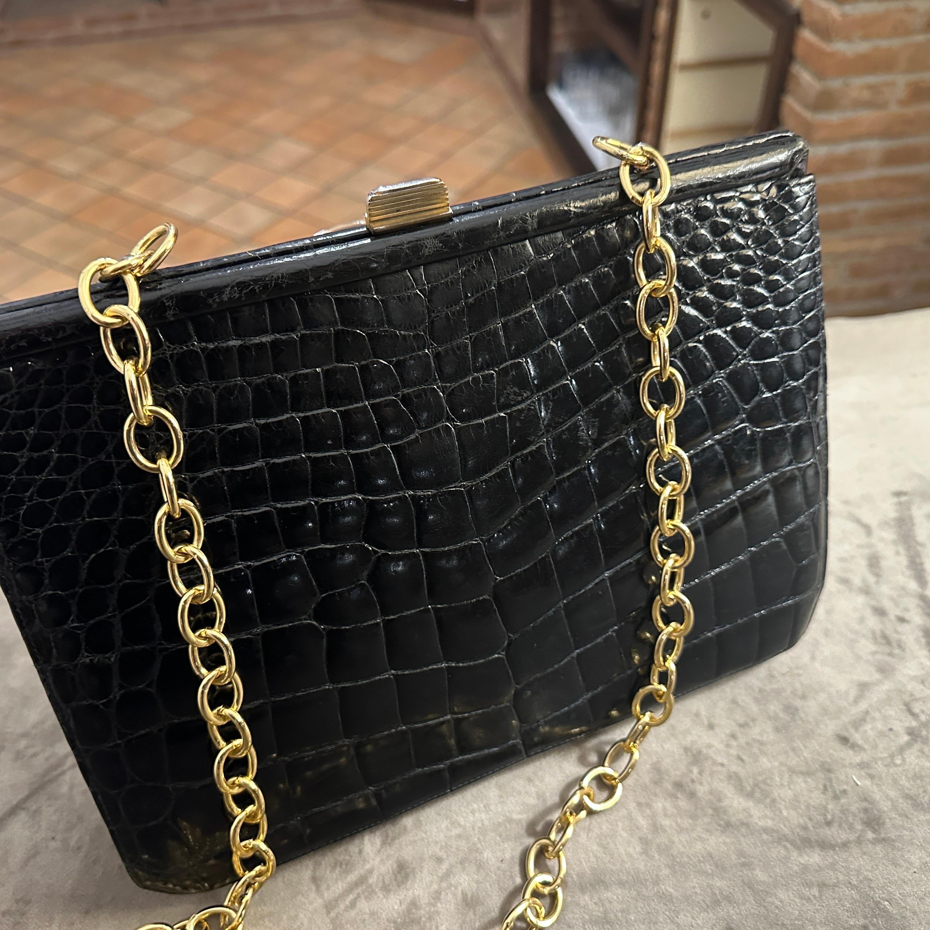 An Elegant 1950s Retro Black Leather and Brass Italian Shoulder Bag In Good Condition For Sale In Aci Castello, IT