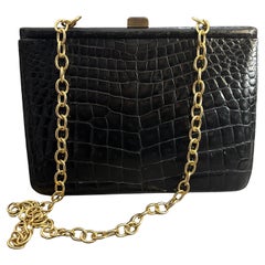 Un'elegante borsa a tracolla italiana retrò degli anni '50 in pelle nera e ottone