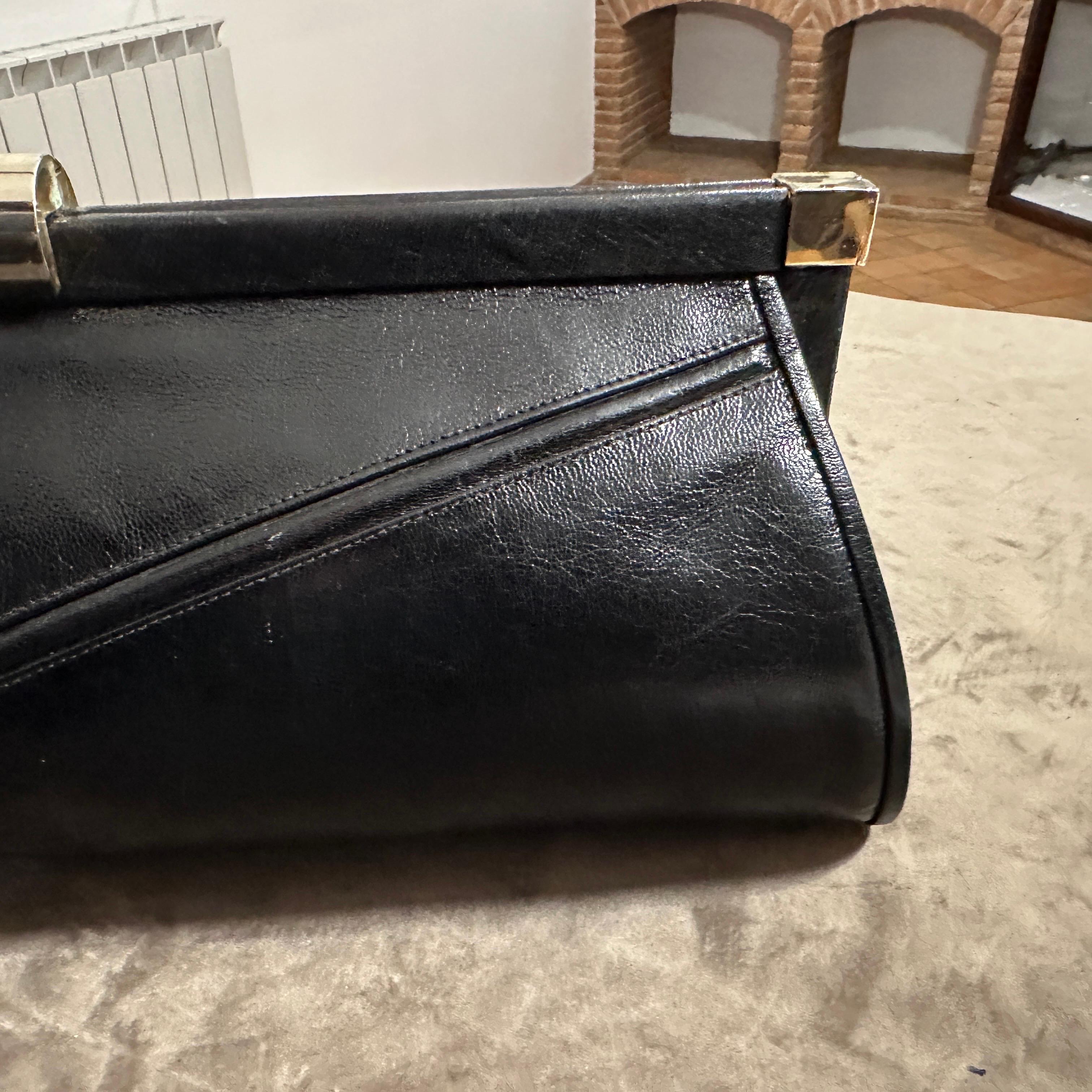 An Elegant 1960s Black leather and Brass Clasp Italian Clutch Bag For Sale 9