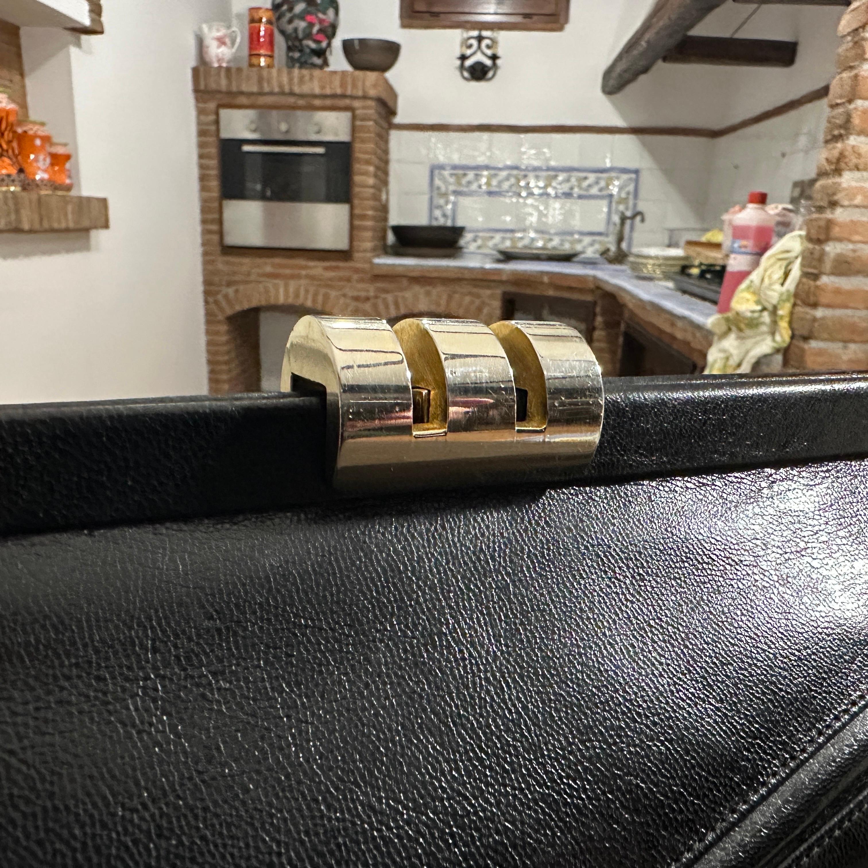 An Elegant 1960s Black leather and Brass Clasp Italian Clutch Bag For Sale 11