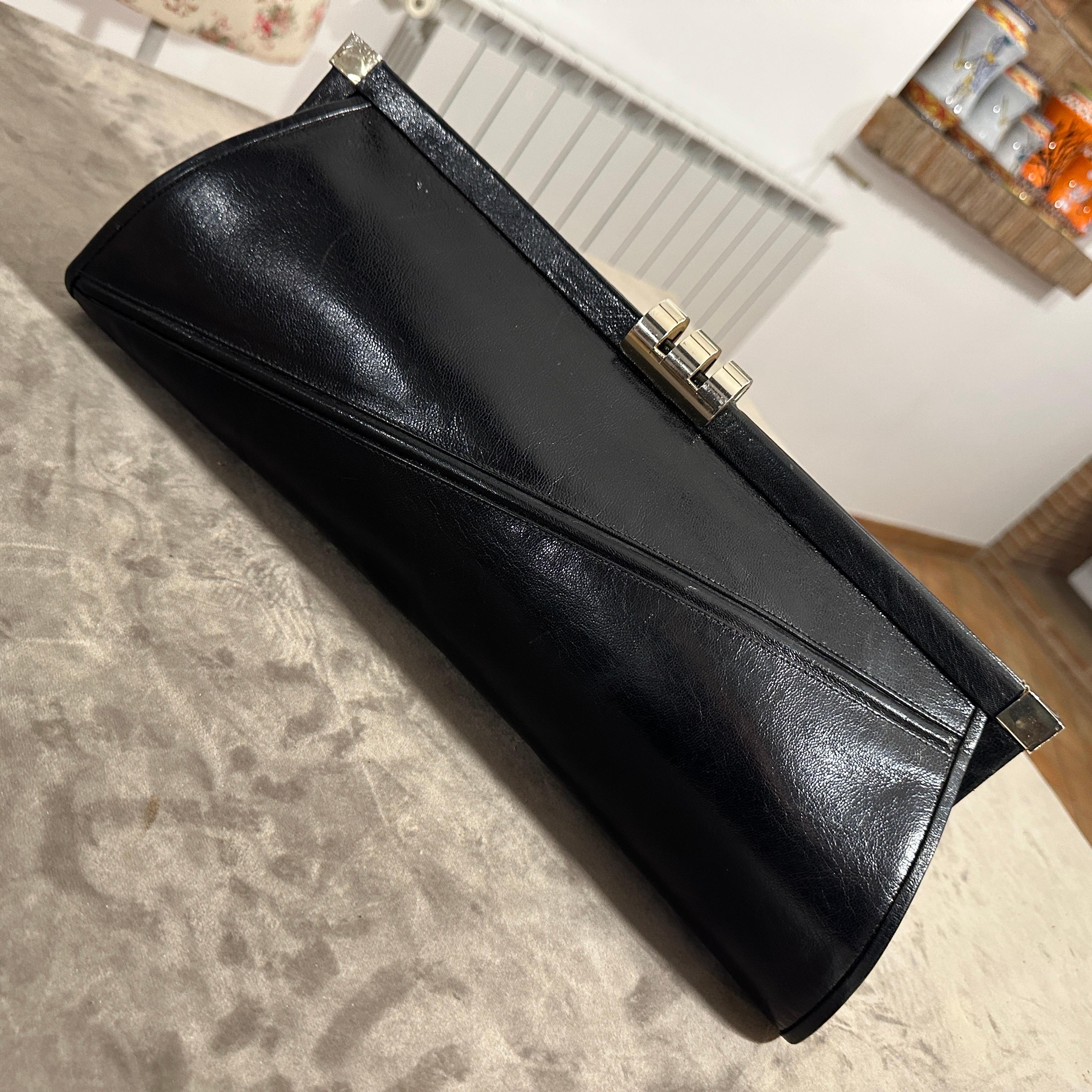 An Elegant 1960s Black leather and Brass Clasp Italian Clutch Bag In Good Condition For Sale In Aci Castello, IT