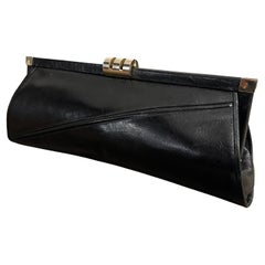 Elegante bolso de mano italiano de los años 60 de piel negra y cierre de latón