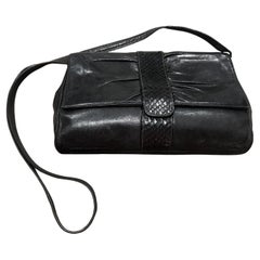 Eine elegante schwarze Lederumhängetasche von Gucci aus den 1960er Jahren
