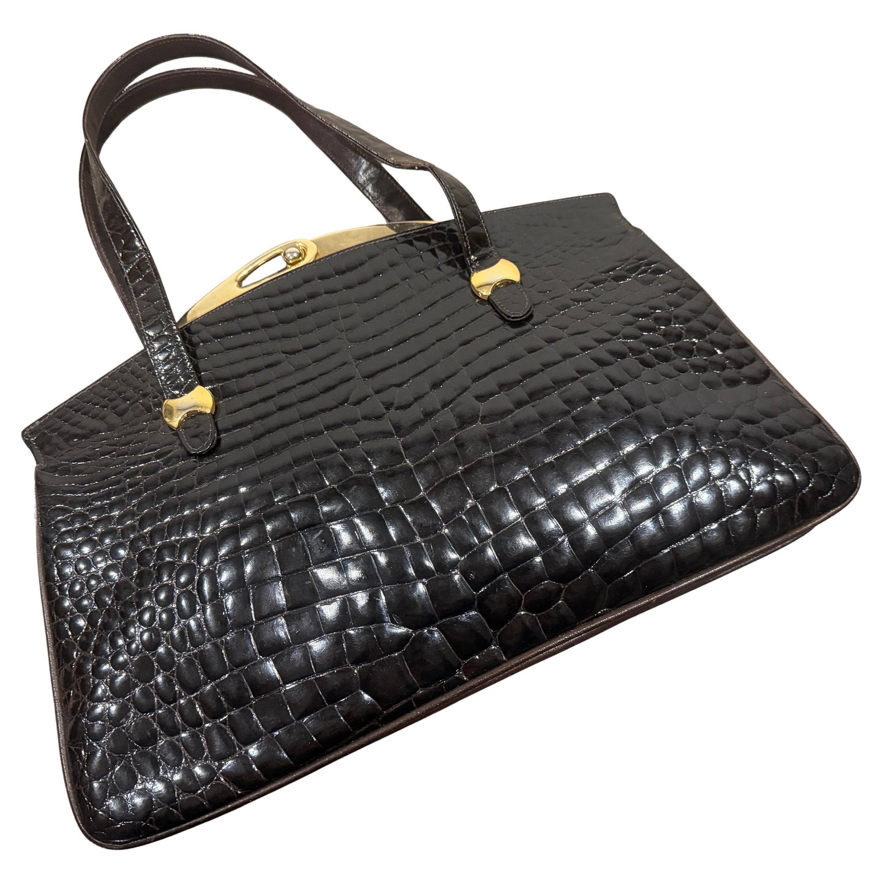 Un'elegante borsa a mano italiana degli anni '60 in pelle marrone scuro e con chiusura in ottone