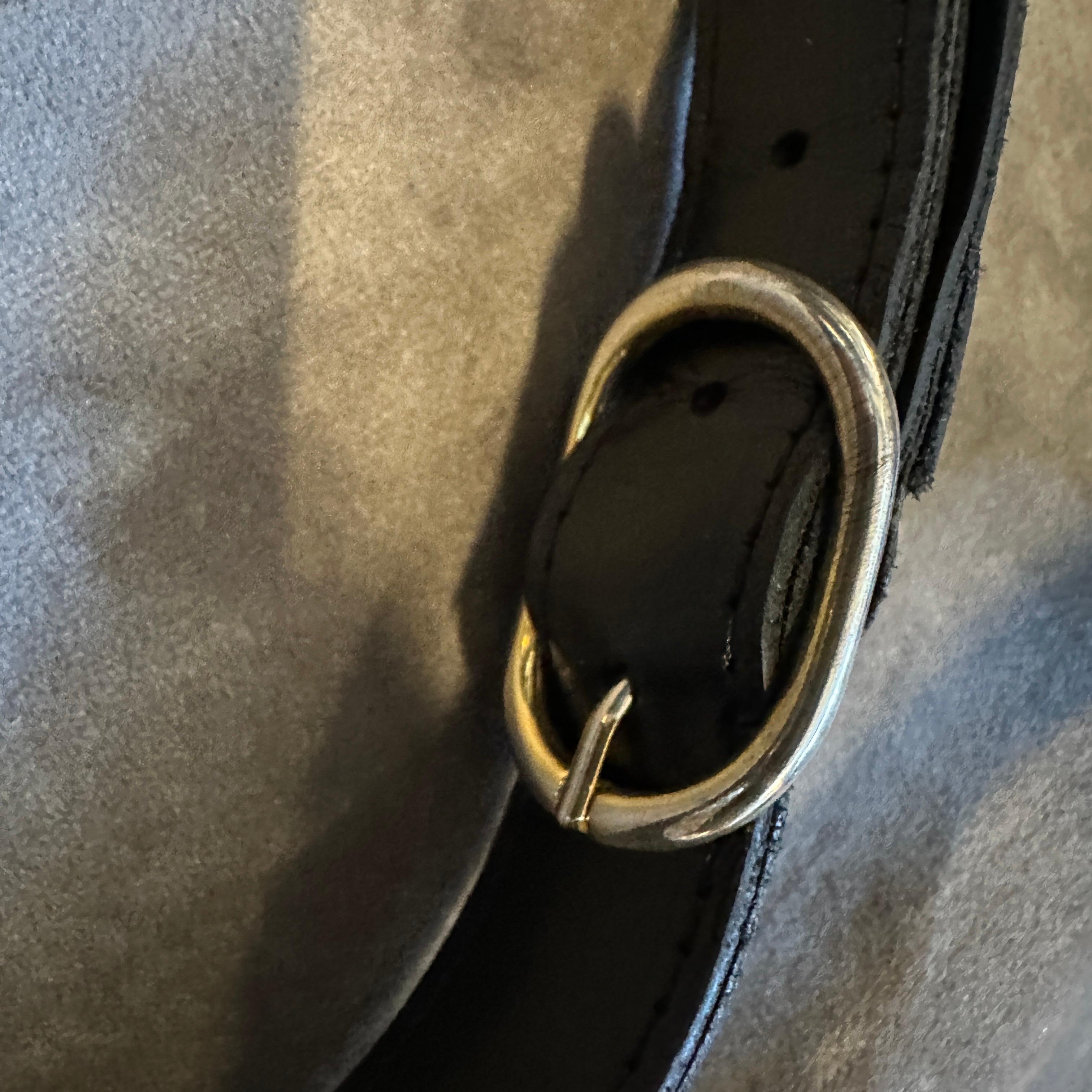 Eine elegante 1970er-Jahre Umhängetasche aus schwarzem Leder und Messing von Gucci im Angebot 5