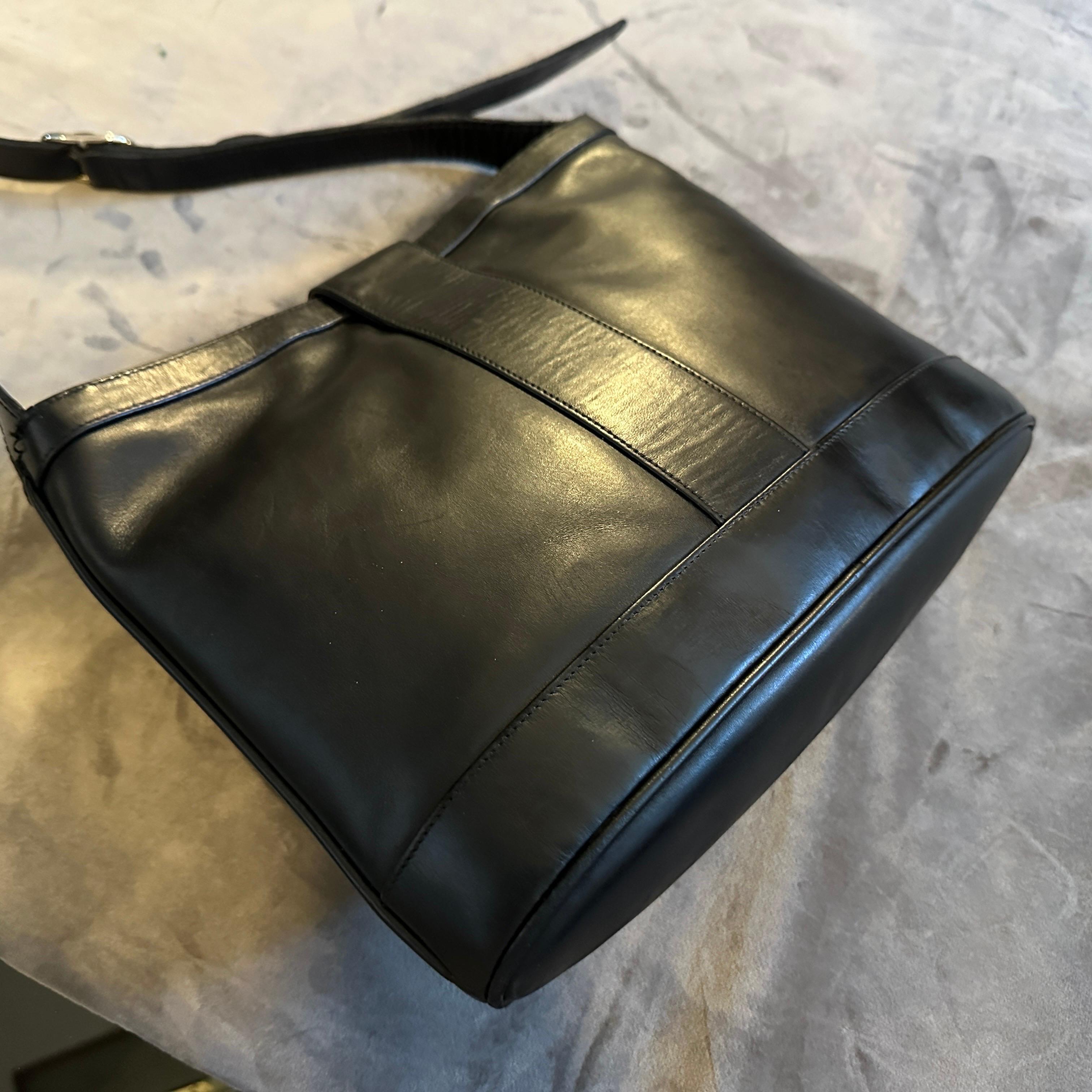 Eine elegante 1970er-Jahre Umhängetasche aus schwarzem Leder und Messing von Gucci im Angebot 6