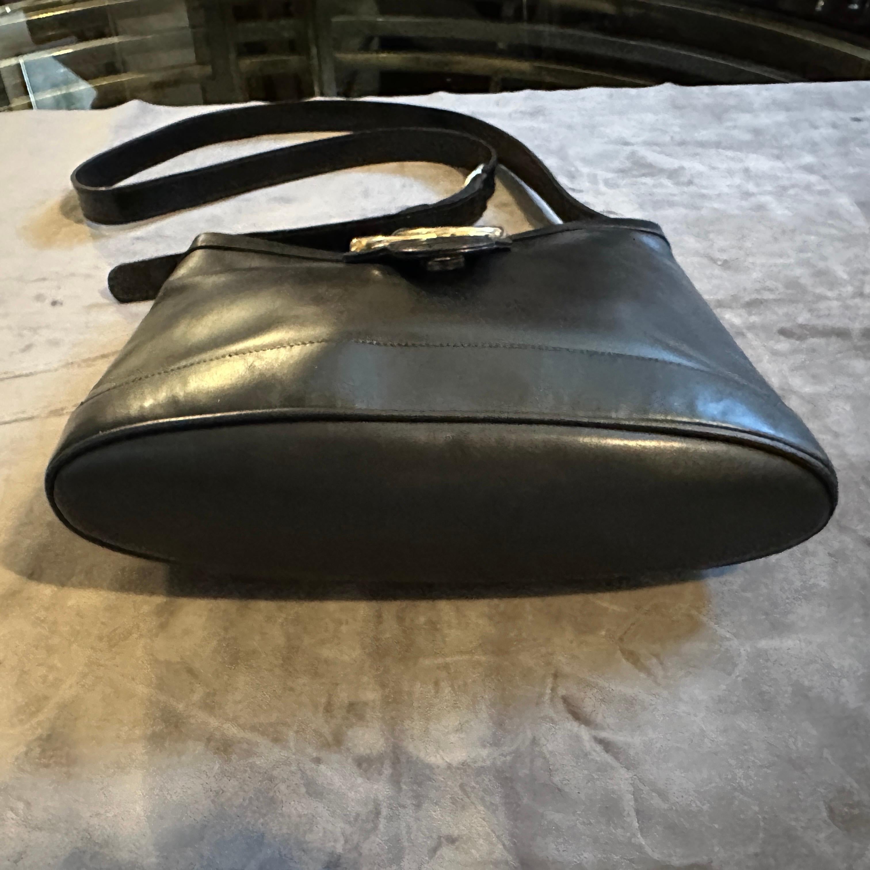 Eine elegante 1970er-Jahre Umhängetasche aus schwarzem Leder und Messing von Gucci im Angebot 7