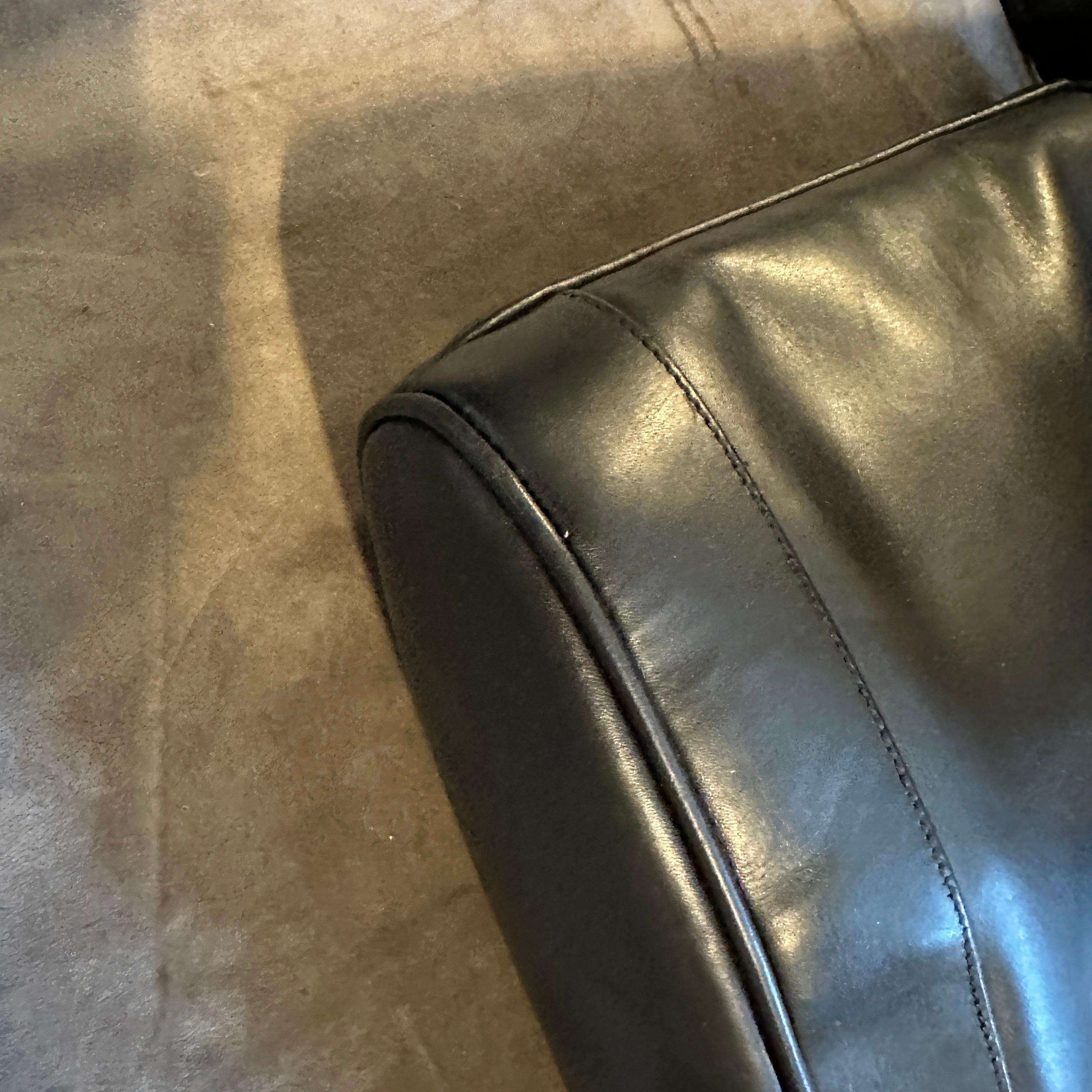 Eine elegante 1970er-Jahre Umhängetasche aus schwarzem Leder und Messing von Gucci im Angebot 8