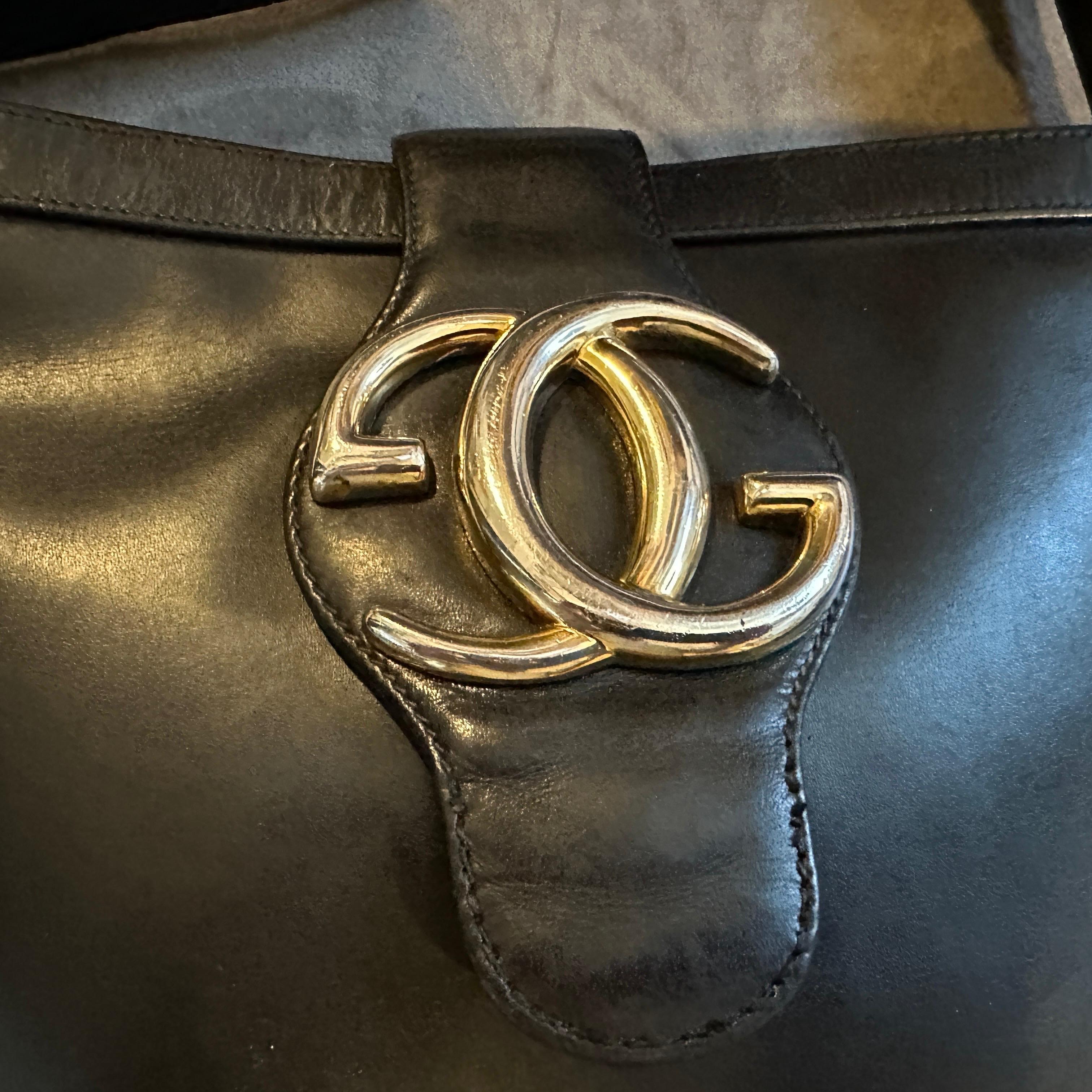 Eine elegante 1970er-Jahre Umhängetasche aus schwarzem Leder und Messing von Gucci im Angebot 9