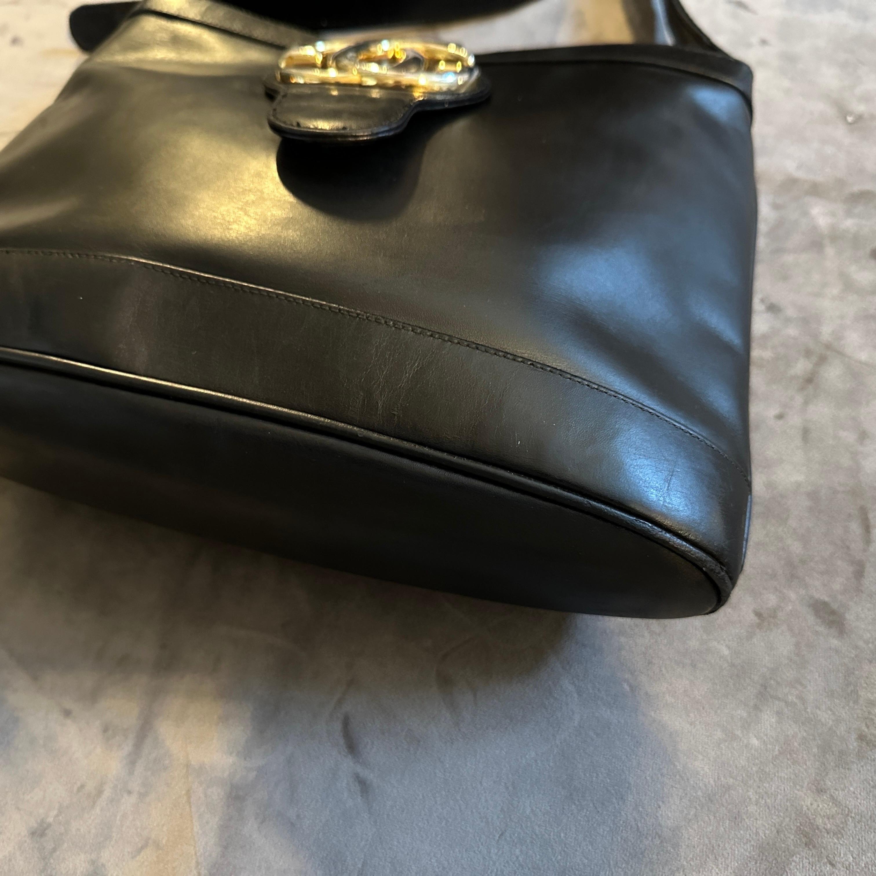 Eine elegante 1970er-Jahre Umhängetasche aus schwarzem Leder und Messing von Gucci im Angebot 10