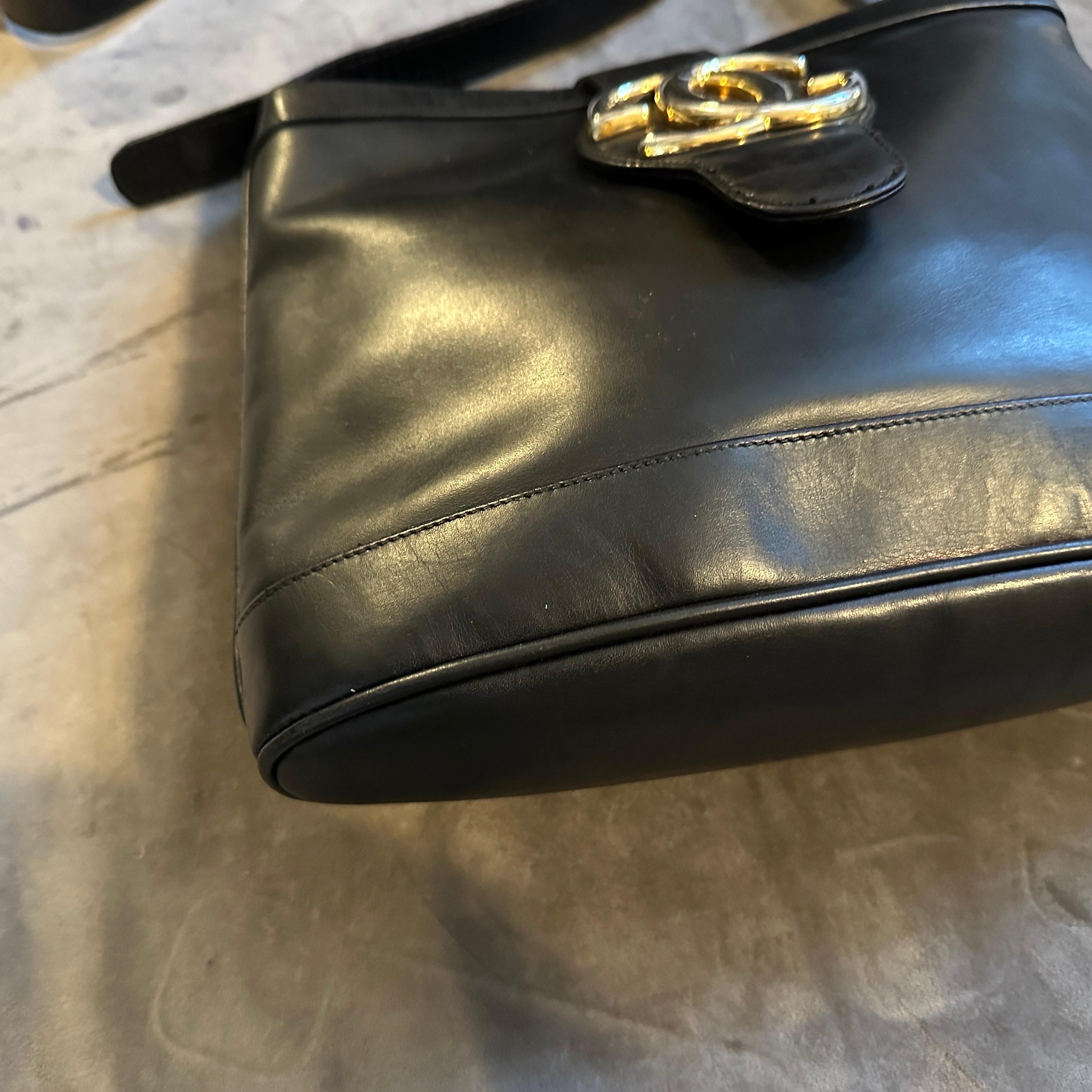 Eine elegante 1970er-Jahre Umhängetasche aus schwarzem Leder und Messing von Gucci im Angebot 11
