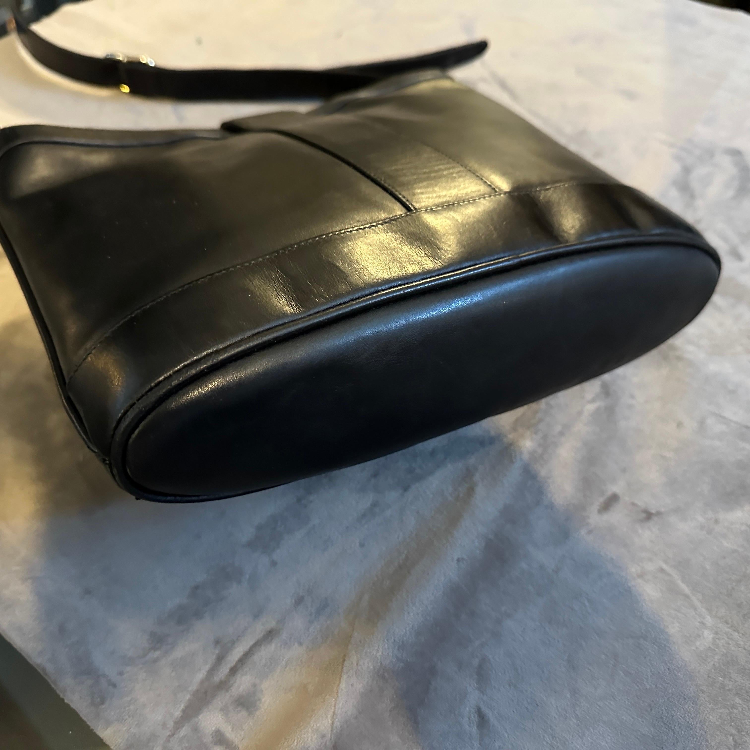 Eine elegante 1970er-Jahre Umhängetasche aus schwarzem Leder und Messing von Gucci (Schwarz) im Angebot