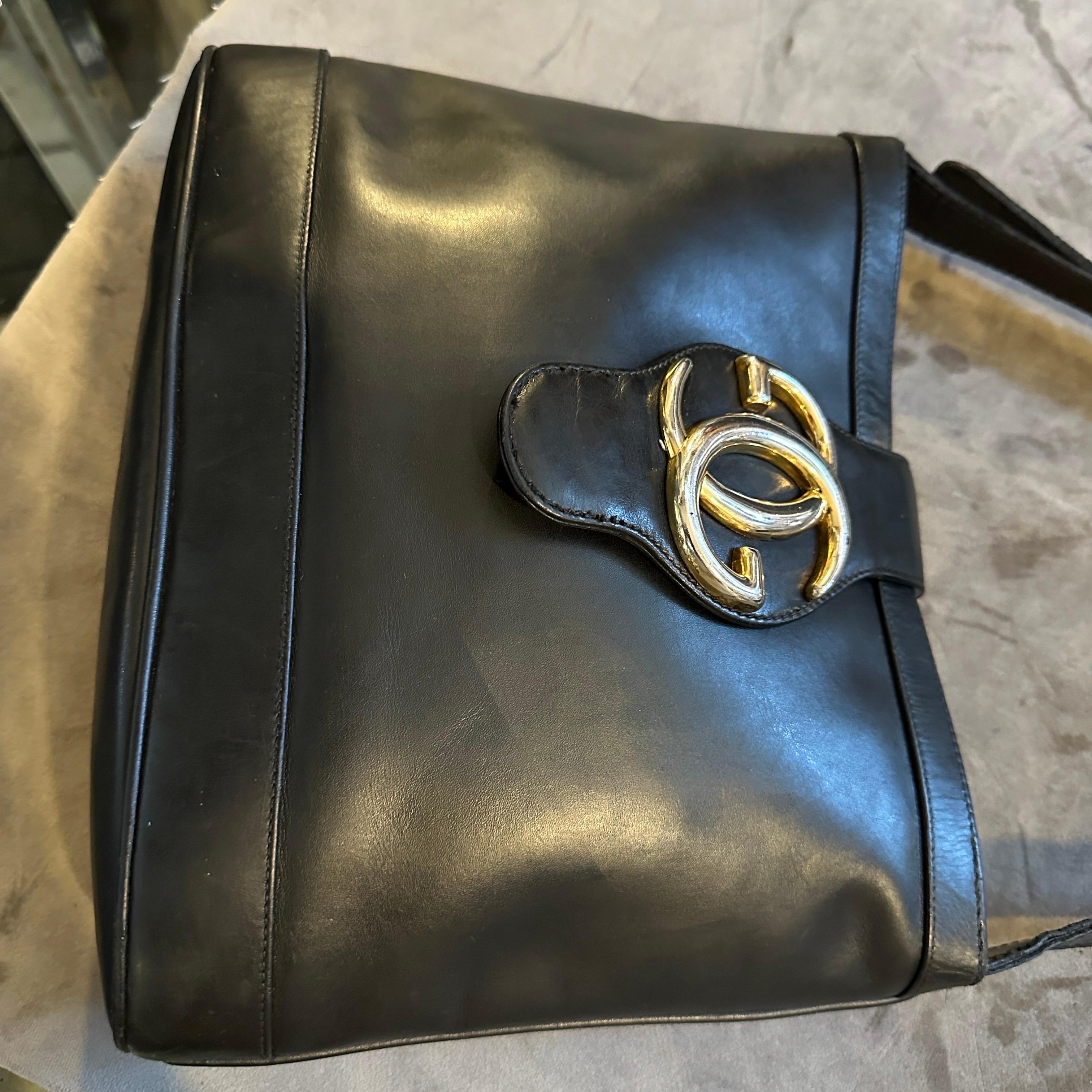 Eine elegante 1970er-Jahre Umhängetasche aus schwarzem Leder und Messing von Gucci Damen im Angebot