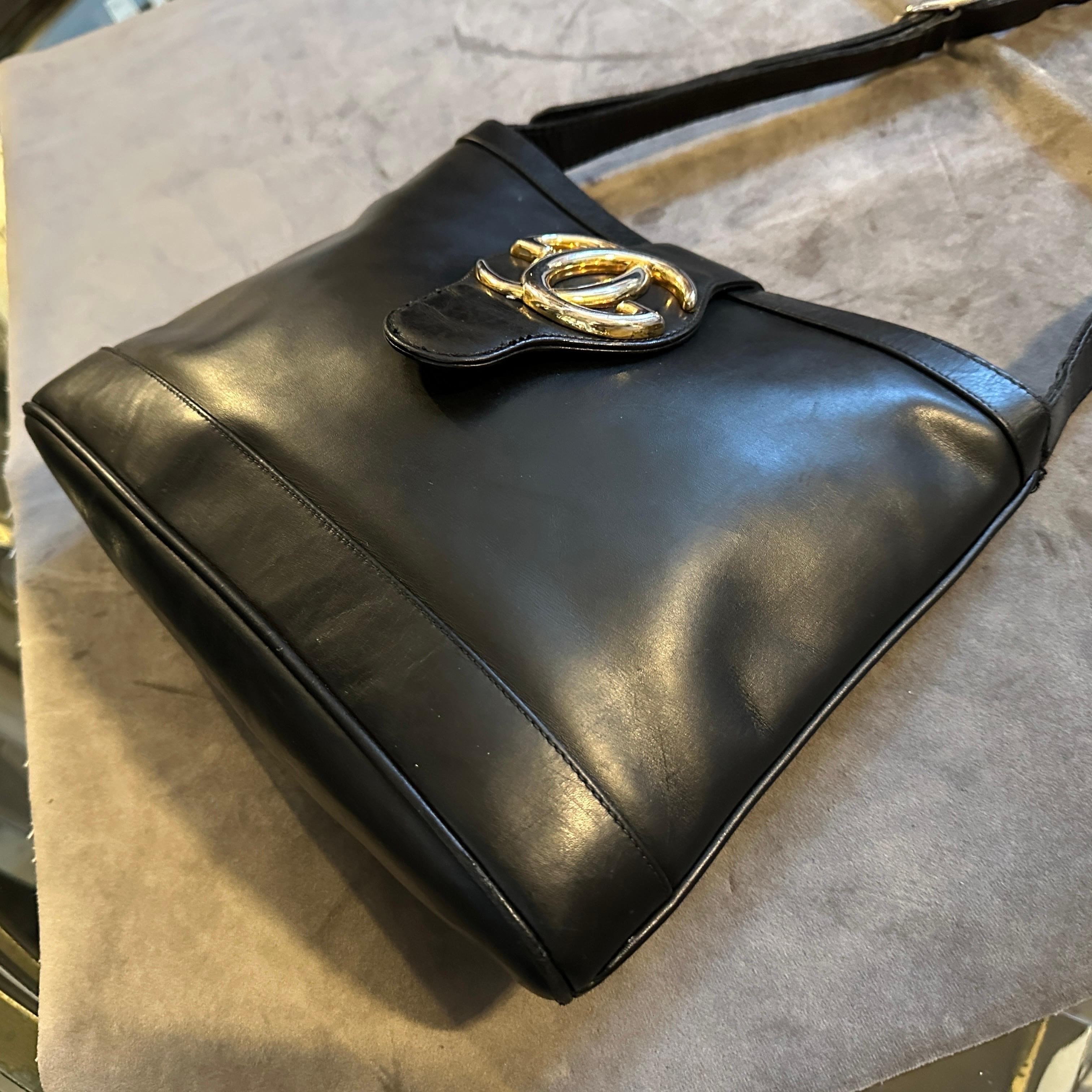 Eine elegante 1970er-Jahre Umhängetasche aus schwarzem Leder und Messing von Gucci im Angebot 1