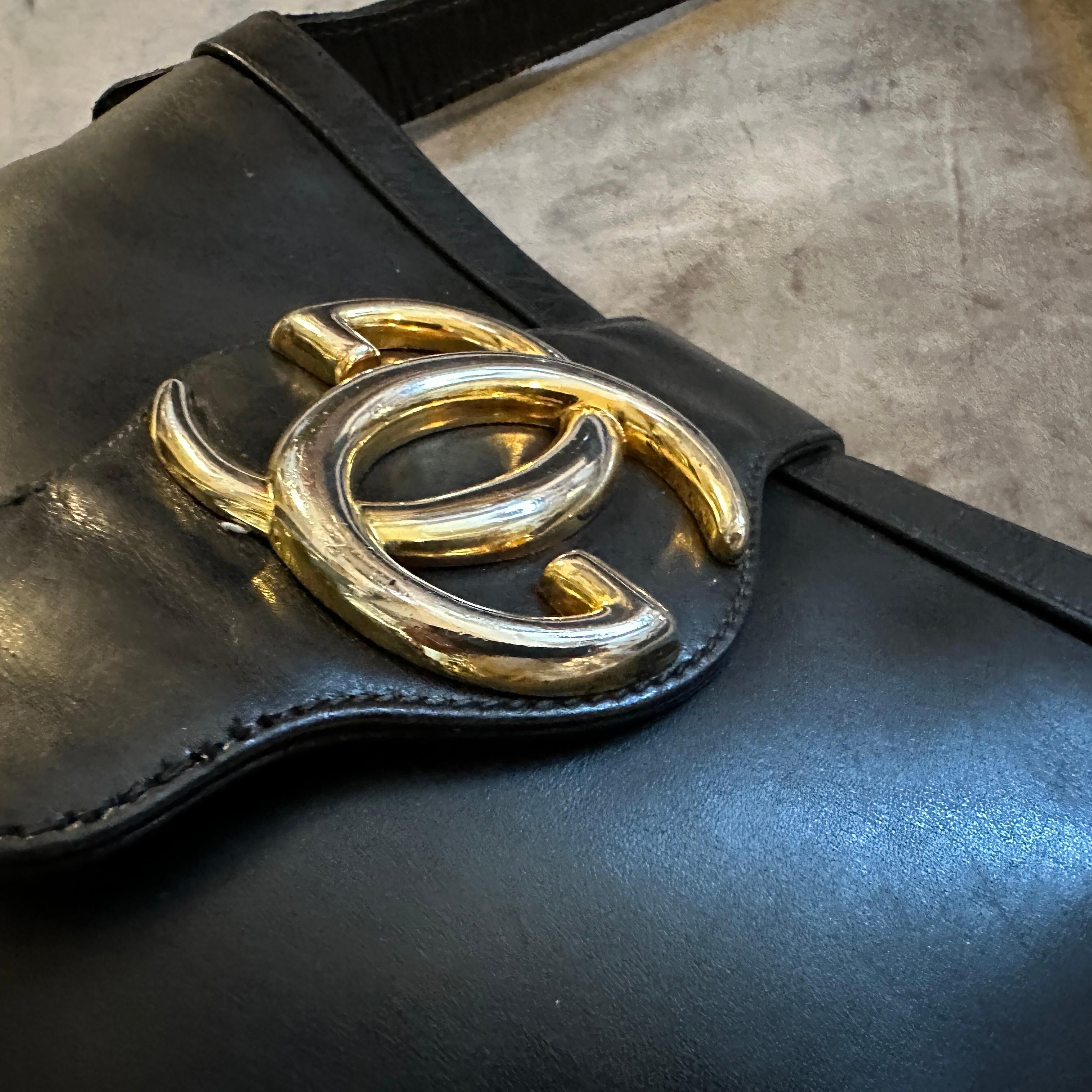 Eine elegante 1970er-Jahre Umhängetasche aus schwarzem Leder und Messing von Gucci im Angebot 2