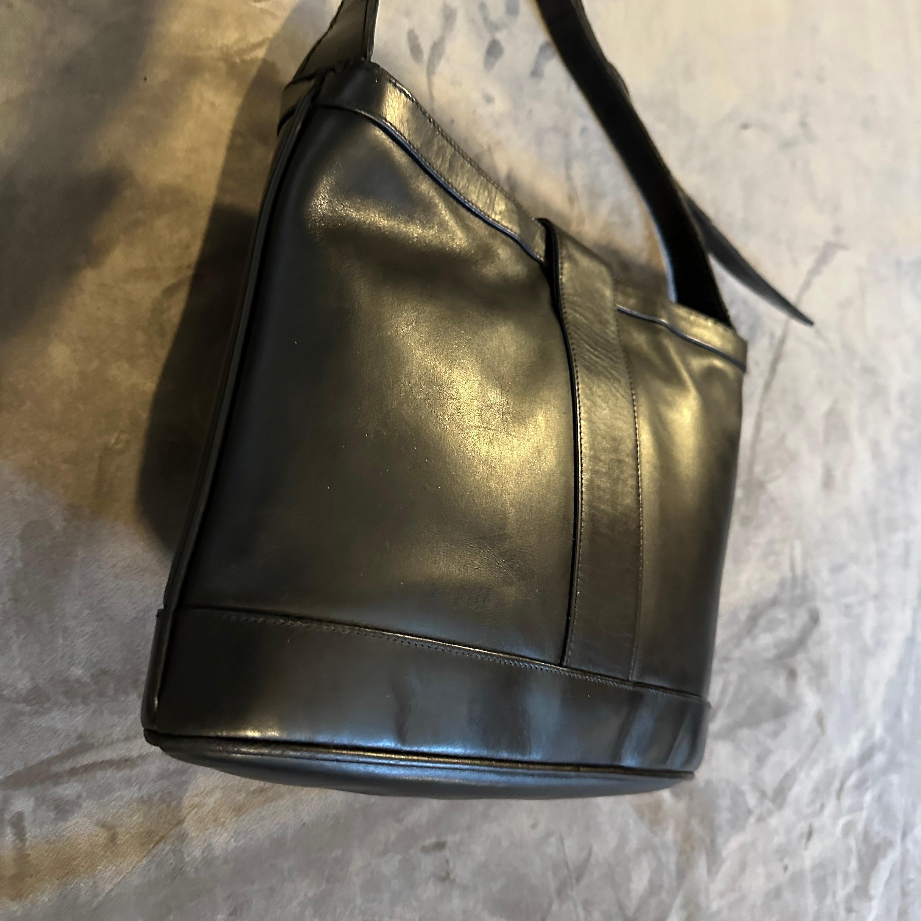 Eine elegante 1970er-Jahre Umhängetasche aus schwarzem Leder und Messing von Gucci im Angebot 4
