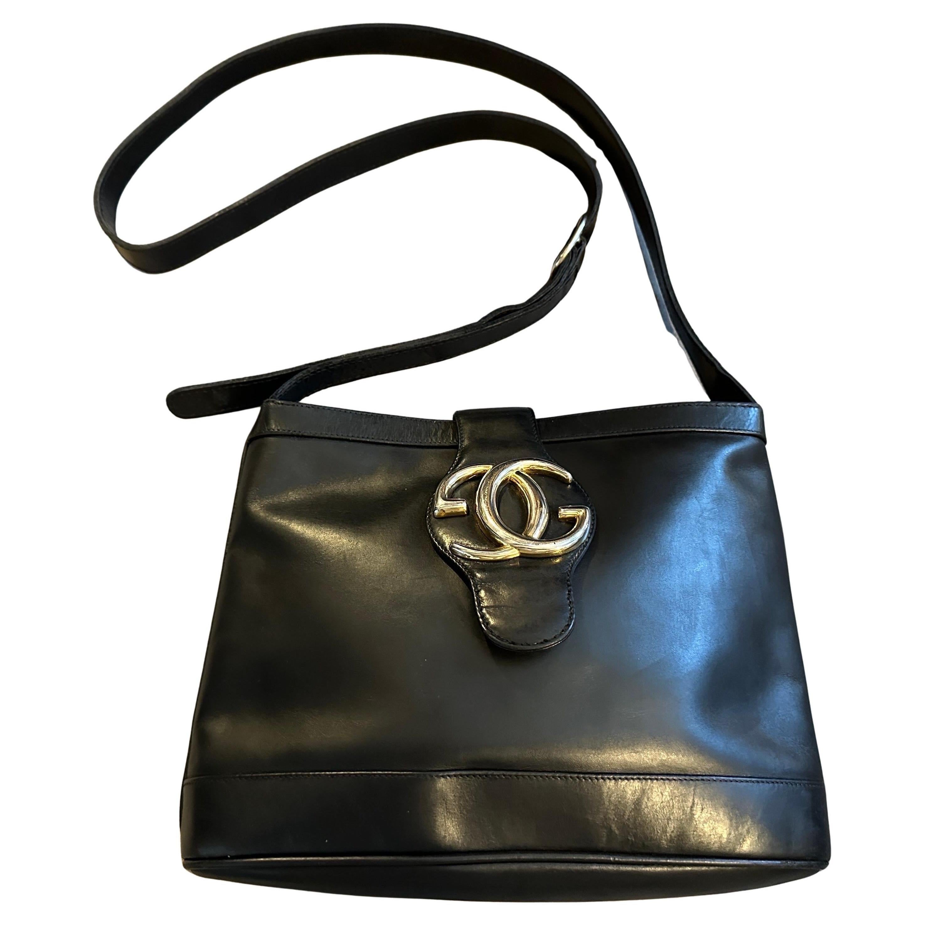 Elegance du sac à bandoulière en cuir noir et laiton de Gucci, datant des années 1970