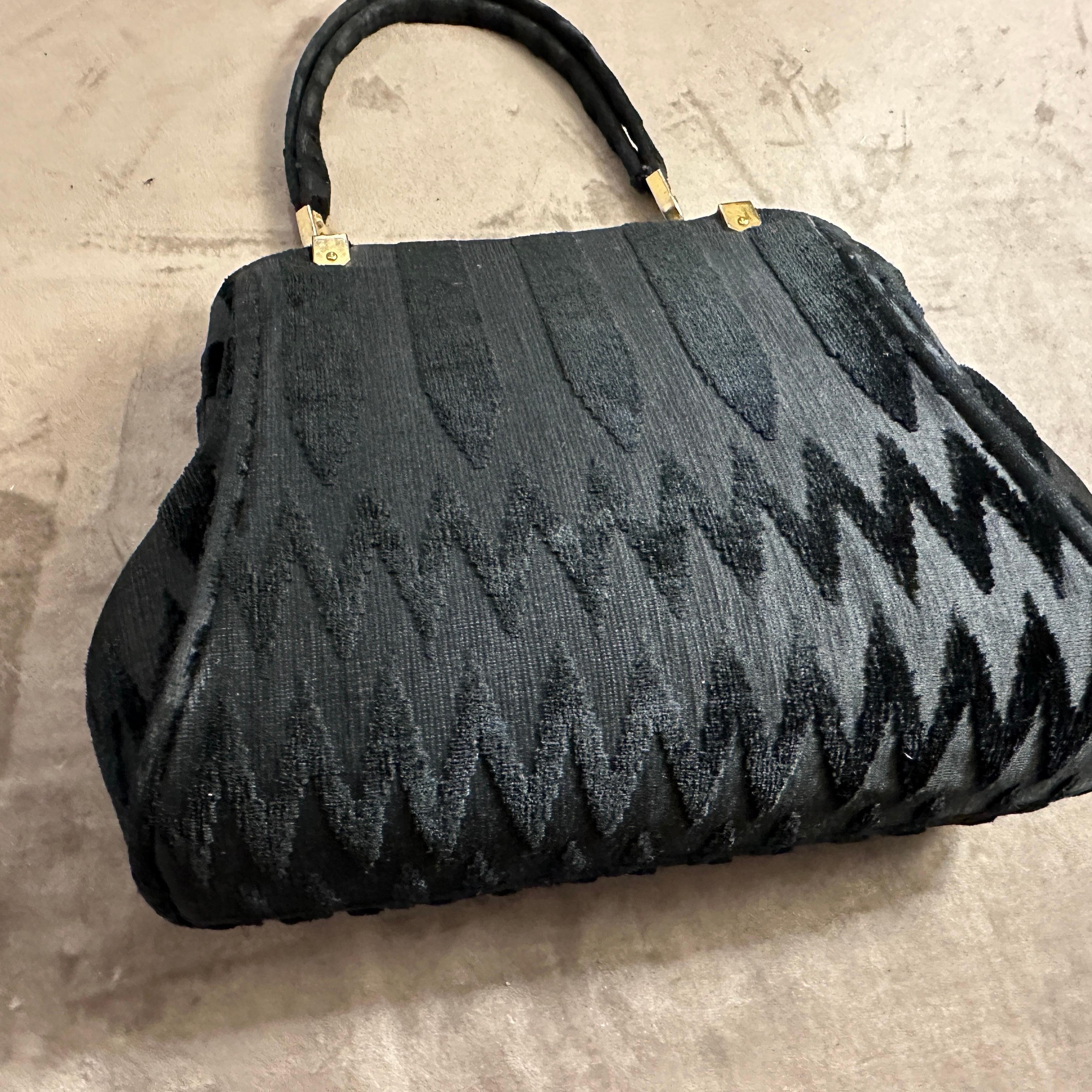 An Elegant 1970s Black Velvet Hand Bag by Roberta di Camerino For Sale 6