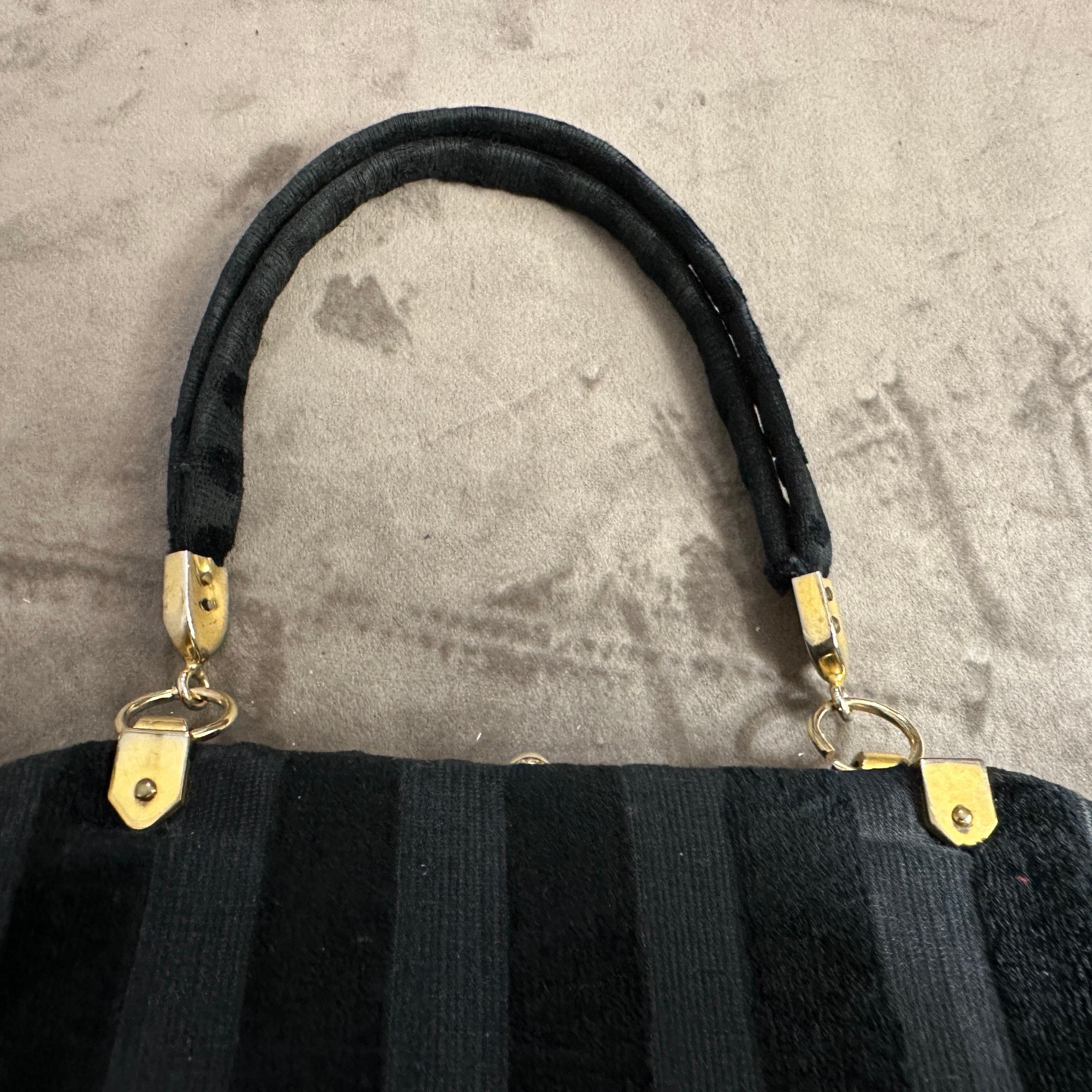 An Elegant 1970s Black Velvet Hand Bag by Roberta di Camerino For Sale 4