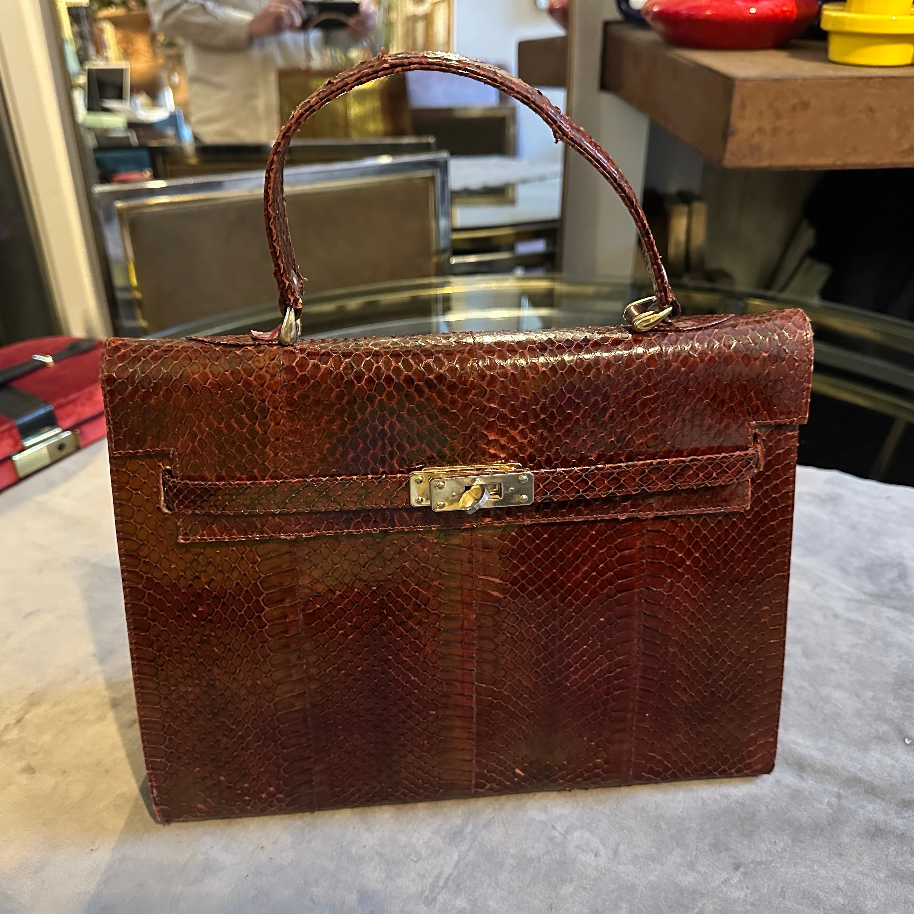 An Elegant 1970s Brown Leather and Brass Kelly Hand Bag In Good Condition For Sale In Aci Castello, IT