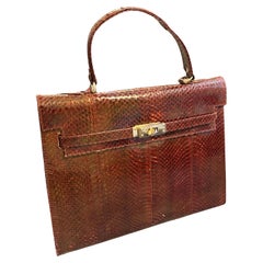 Eleganza degli anni '70: una borsa a mano in pelle marrone e ottone alla maniera di Hermes.