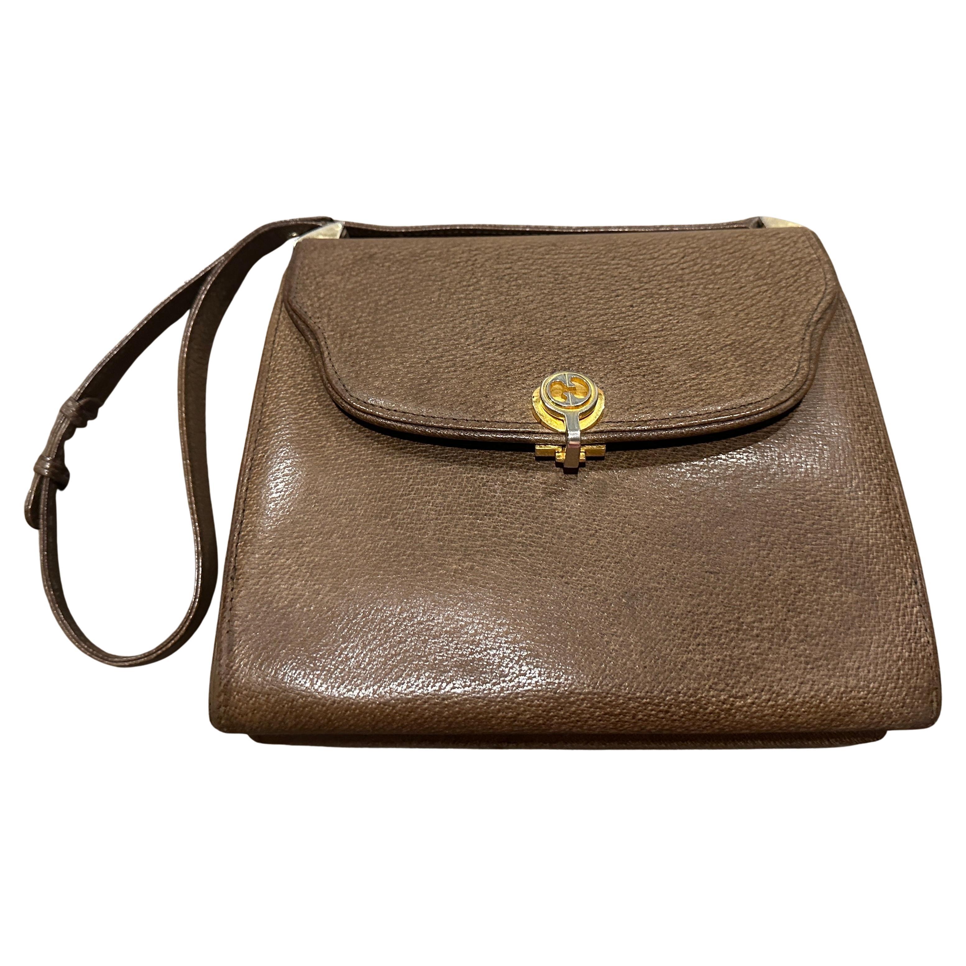 Elegante bolso bandolera de piel marrón y herrajes de latón de los años 70, de Gucci.
Se trata de un sofisticado bolso bandolera Gucci de los años 70, fabricado en cuero marrón intenso con llamativos herrajes de latón. El bolso presenta una silueta