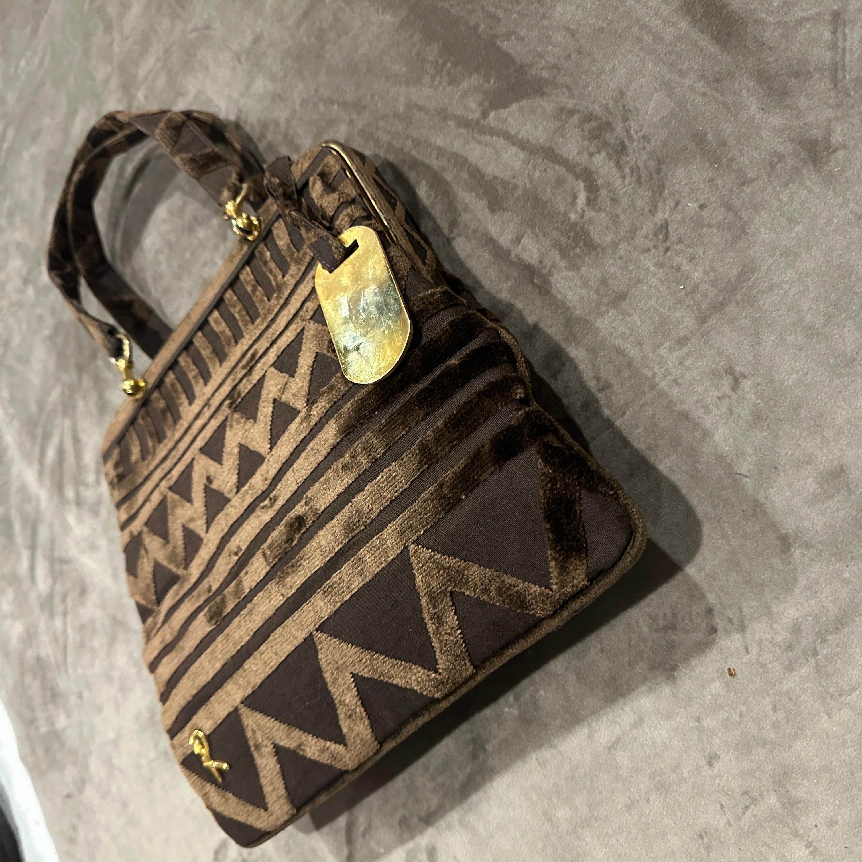 Elegant sac à main des années 1970 en velours Brown et accents en laiton par Roberta Di Camerino en vente 10