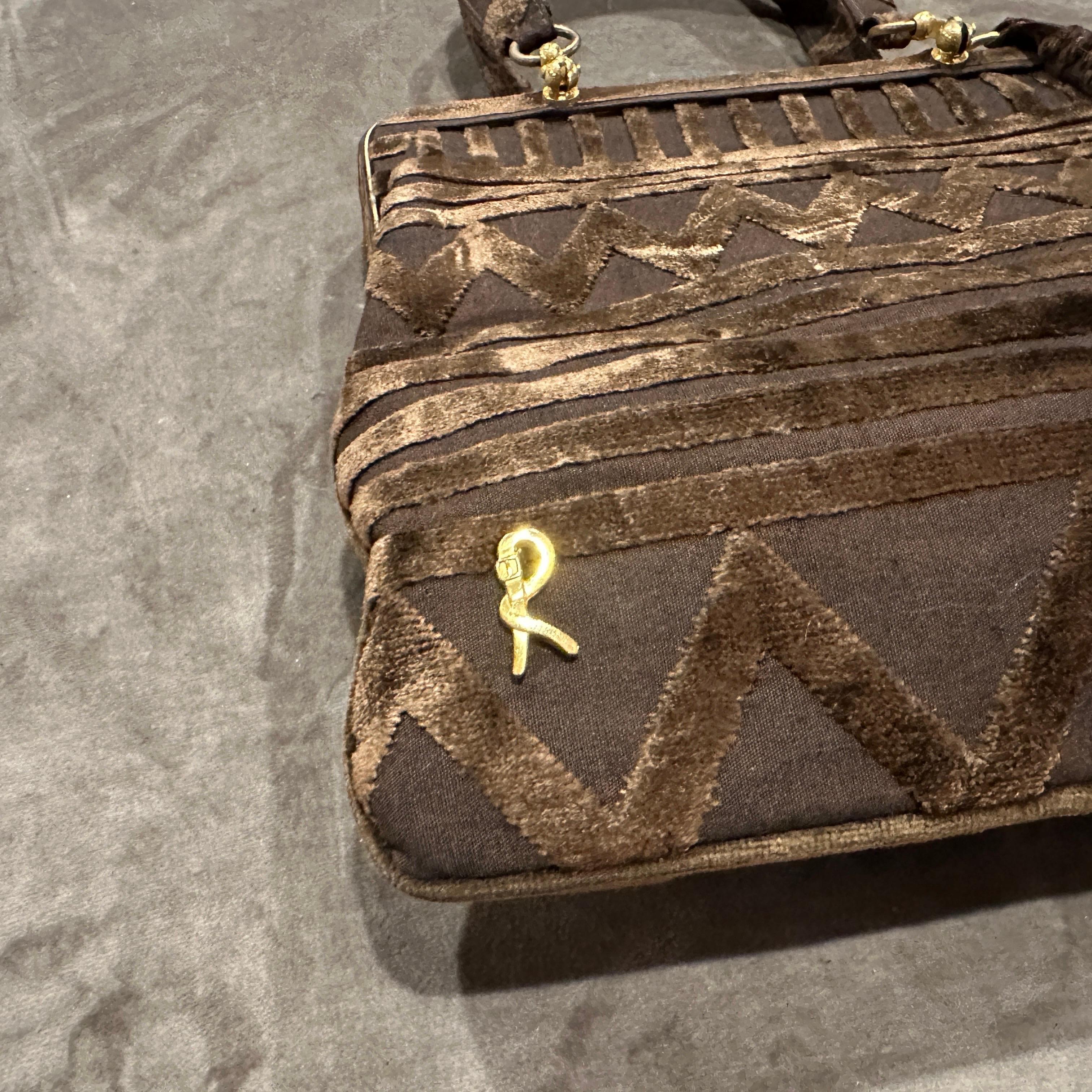 Noir Elegant sac à main des années 1970 en velours Brown et accents en laiton par Roberta Di Camerino en vente