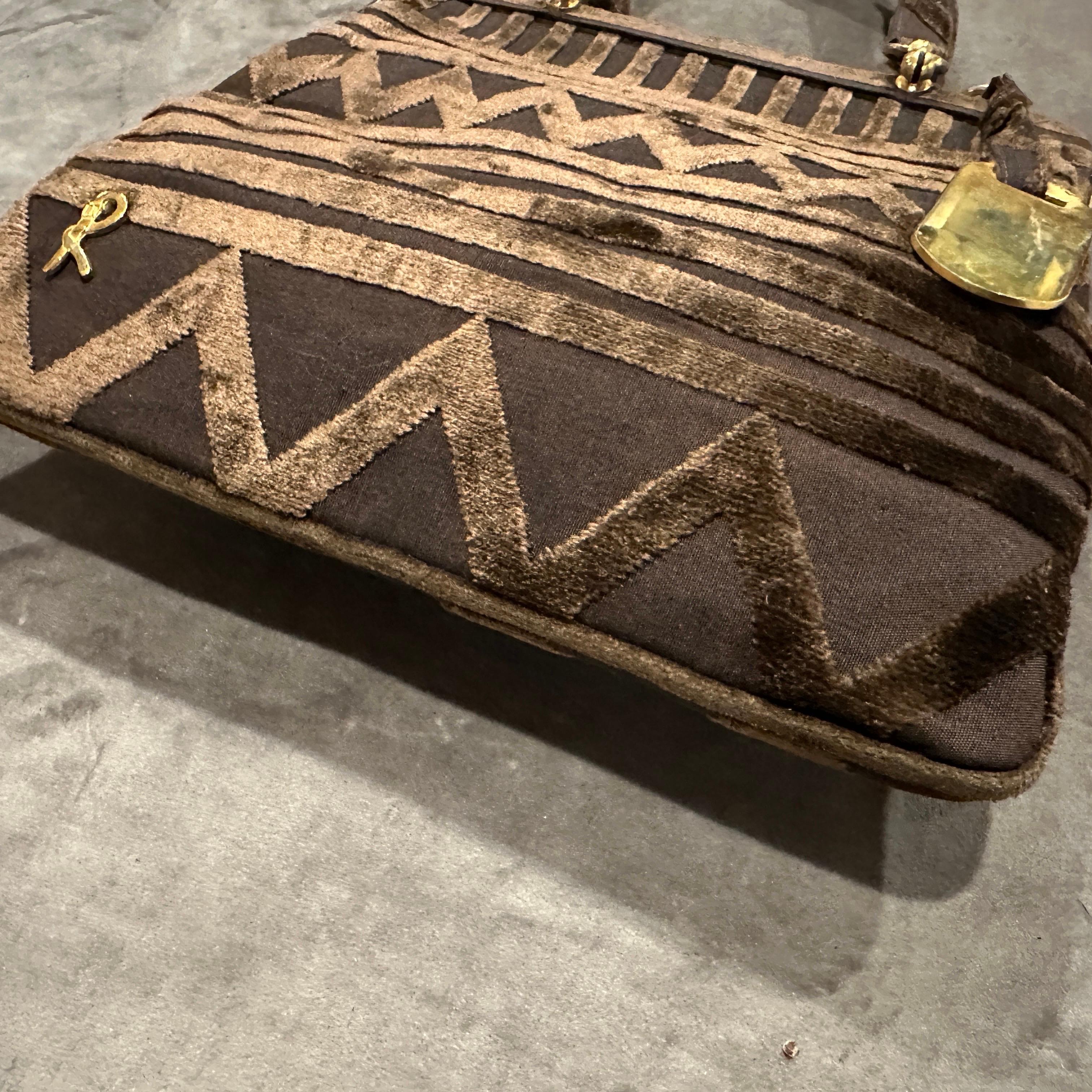 Elegant sac à main des années 1970 en velours Brown et accents en laiton par Roberta Di Camerino Excellent état - En vente à Aci Castello, IT