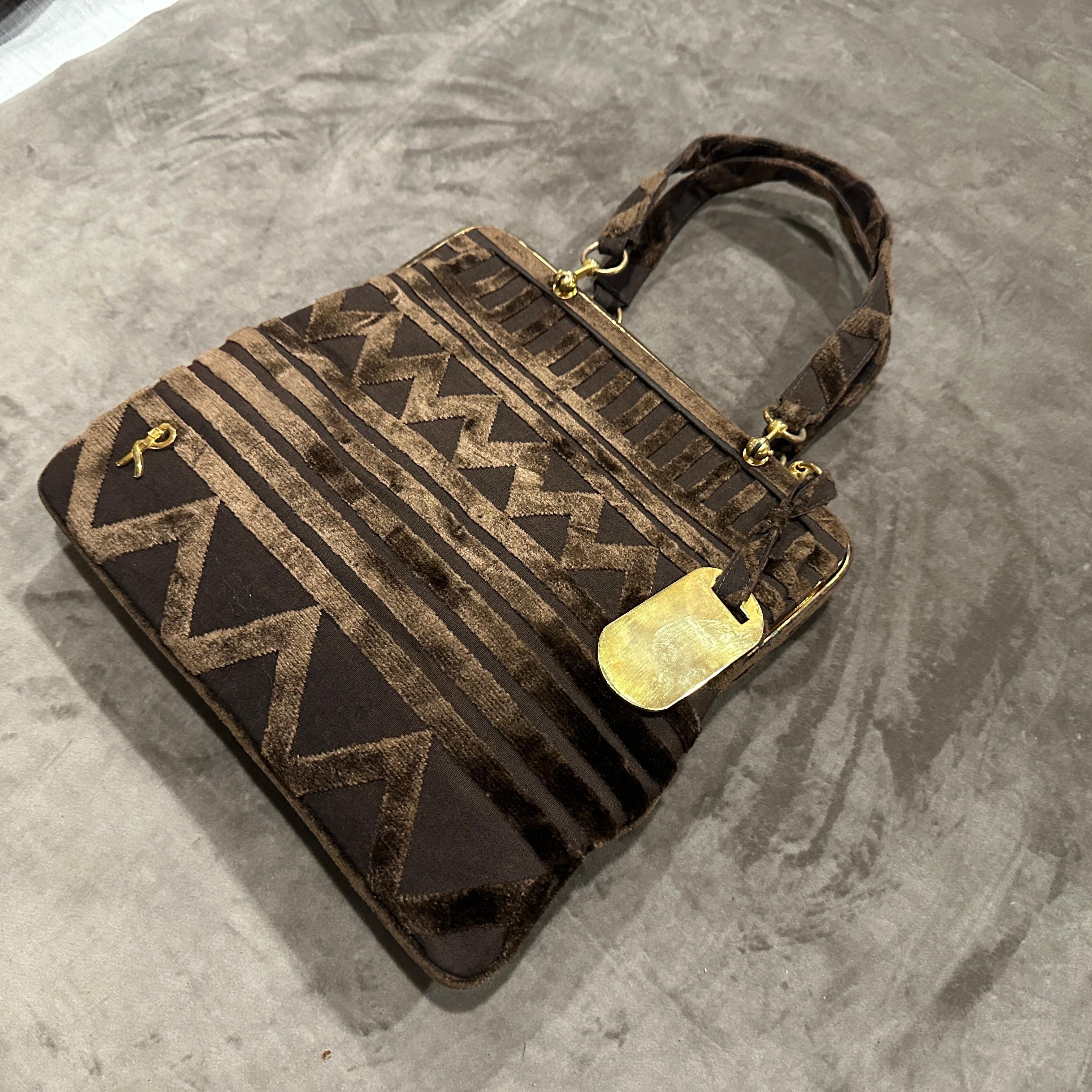 Elegant sac à main des années 1970 en velours Brown et accents en laiton par Roberta Di Camerino Pour femmes en vente