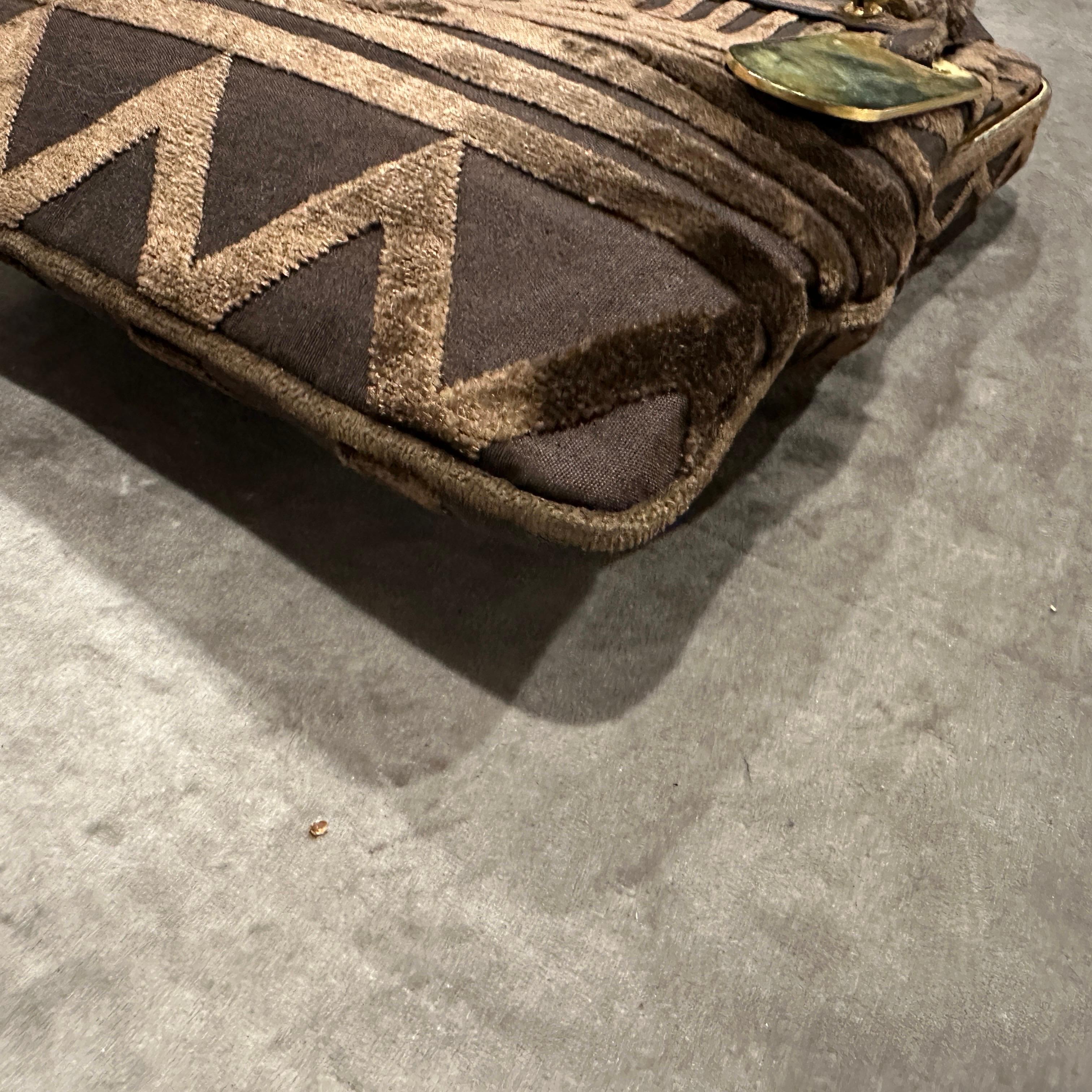 Elegant sac à main des années 1970 en velours Brown et accents en laiton par Roberta Di Camerino en vente 1