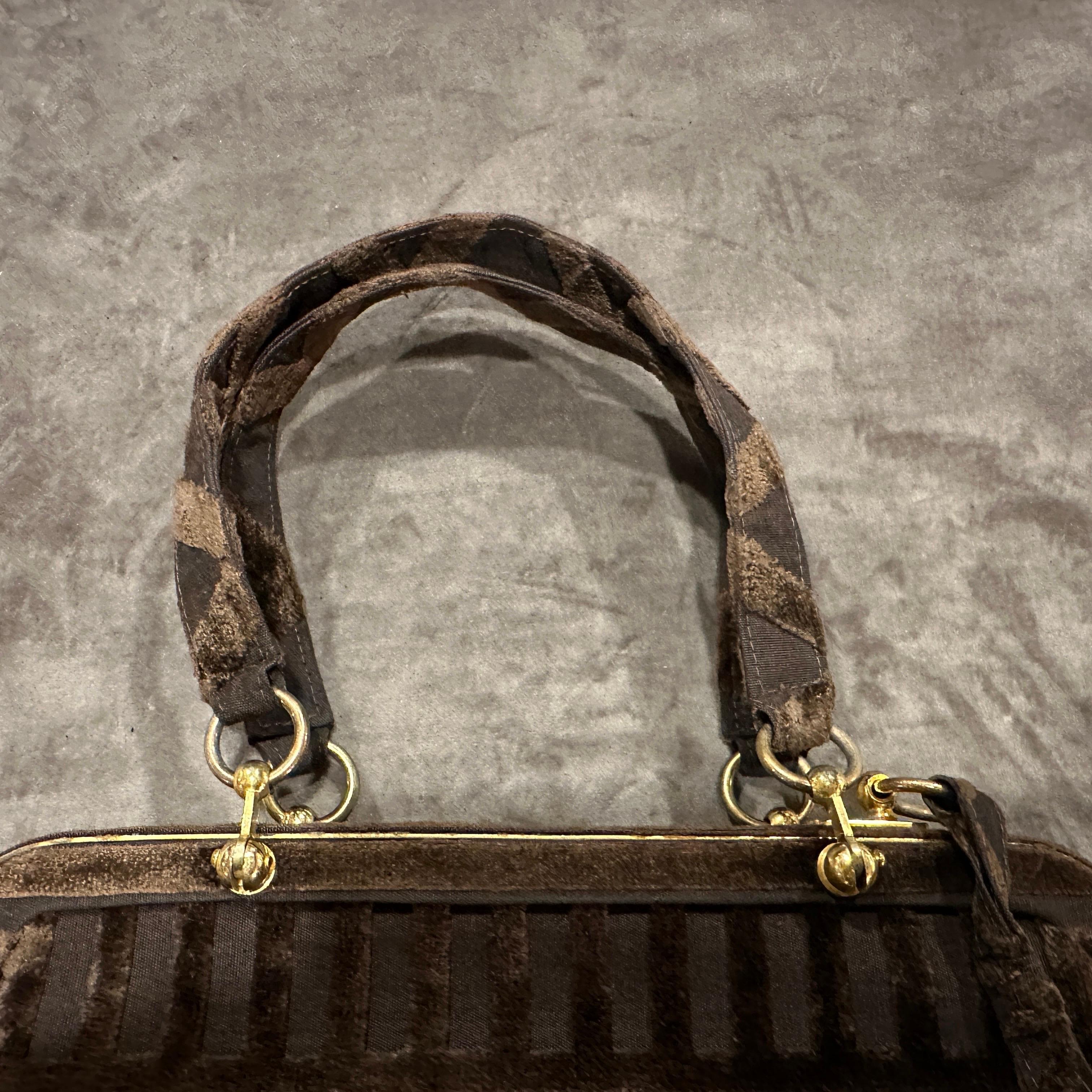 Elegant sac à main des années 1970 en velours Brown et accents en laiton par Roberta Di Camerino en vente 2