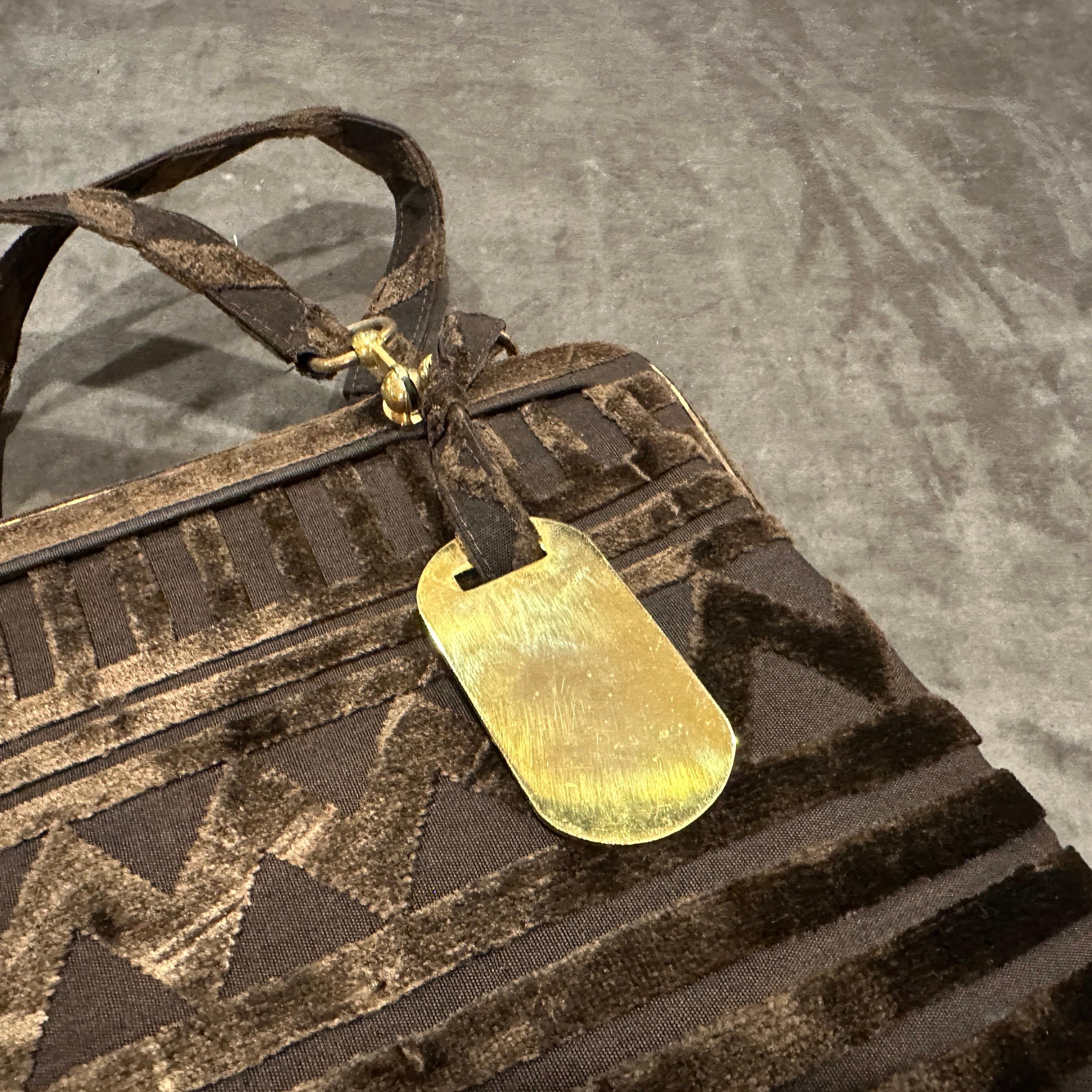 Elegant sac à main des années 1970 en velours Brown et accents en laiton par Roberta Di Camerino en vente 4