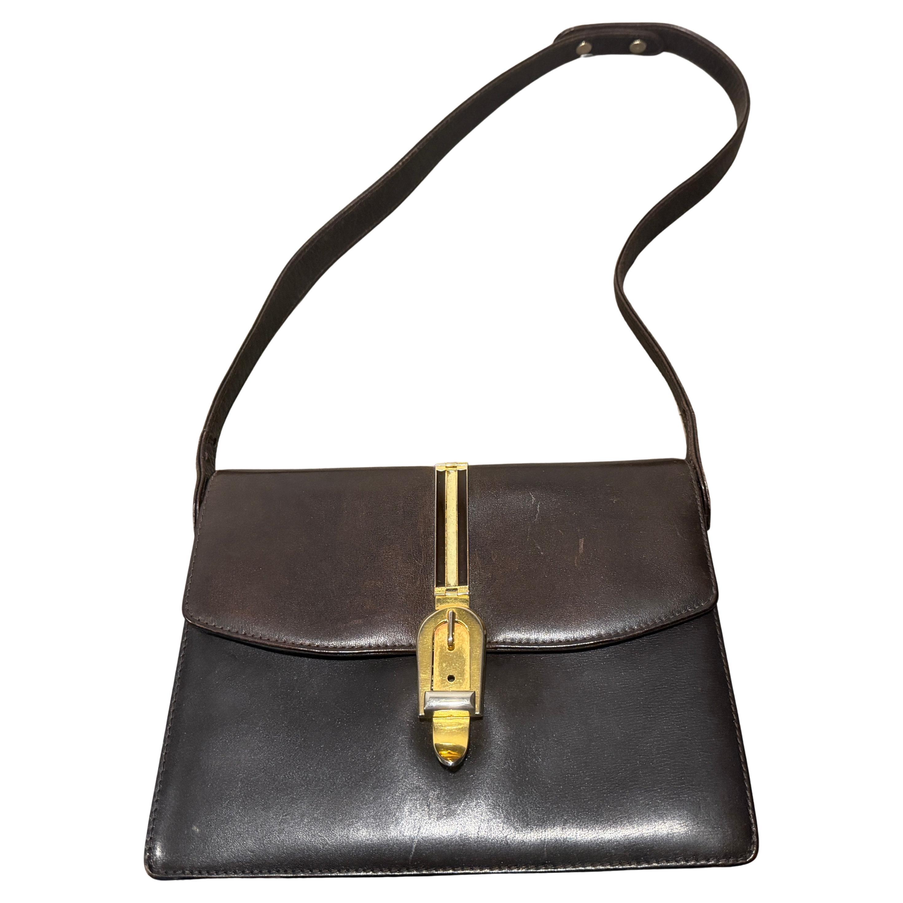 Un'elegante borsa a tracolla italiana in pelle marrone cioccolato degli anni '70