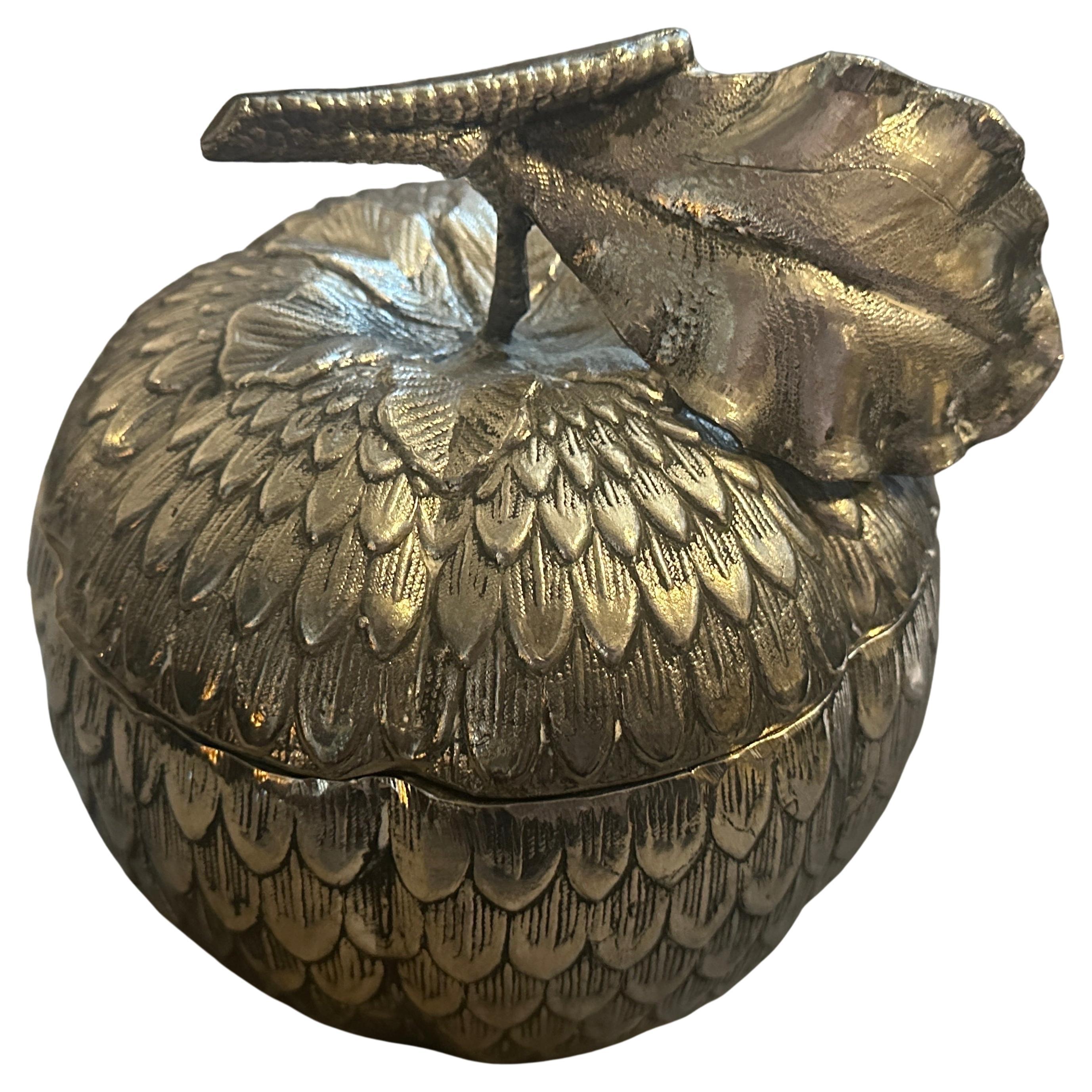 Elegant 1980s Italian Modern Pewter Ice Bucket by Mauro Manetti
This handsome ice bucket is a fine example of modern Italian metalware, crafted from high-quality pewter by the manufacturer marked M. M. and Made in Italy. While pewter often evokes