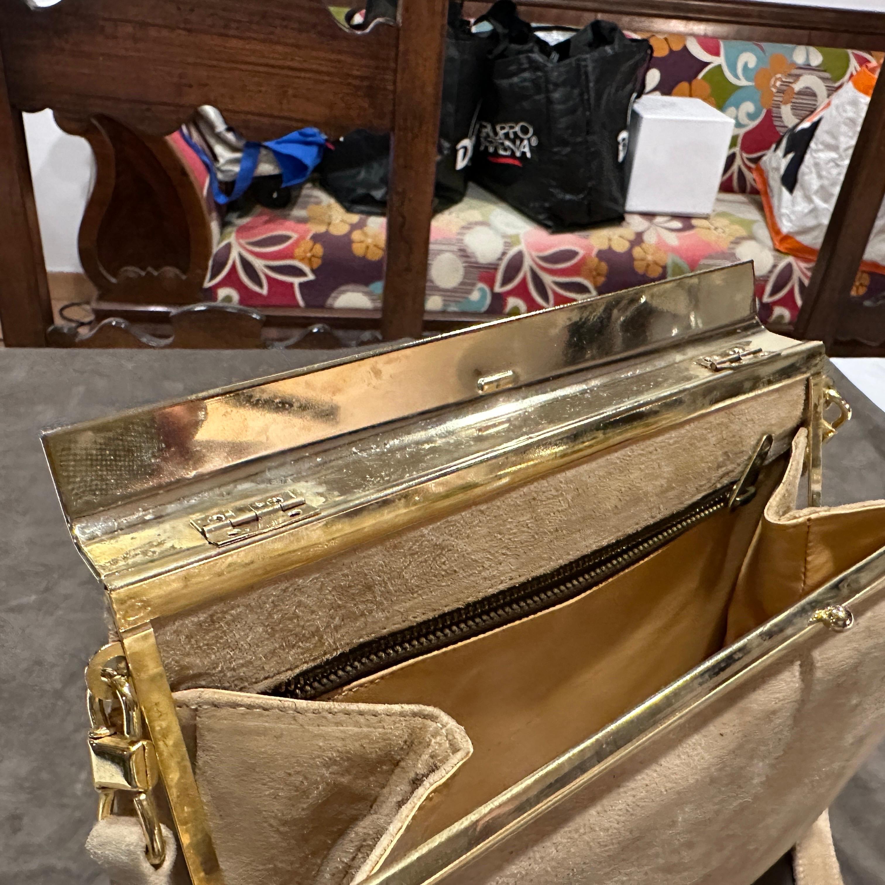 Un élégant sac à bandoulière italien en daim beige et cuir marron des années 1980 en vente 5