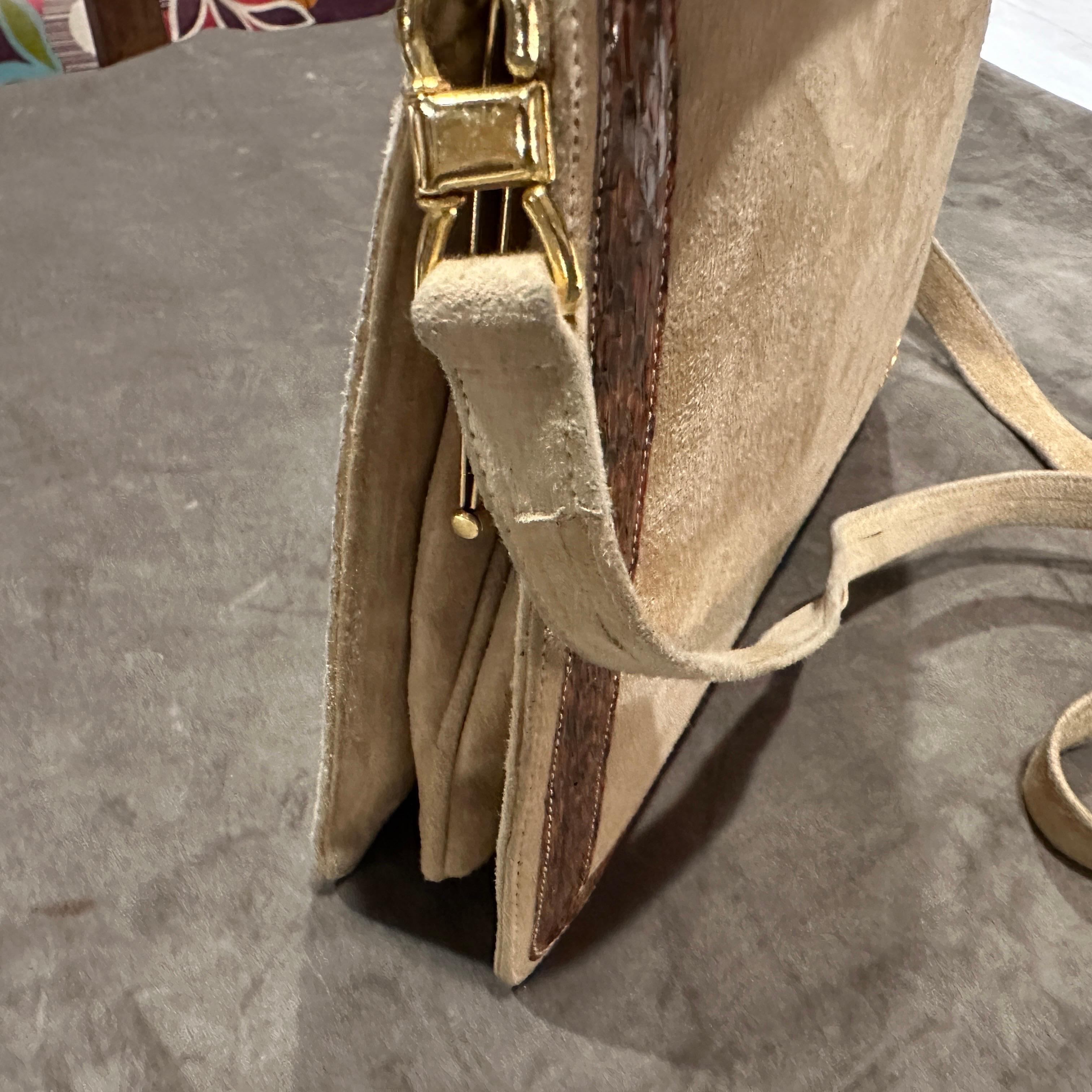 Un élégant sac à bandoulière italien en daim beige et cuir marron des années 1980 en vente 6